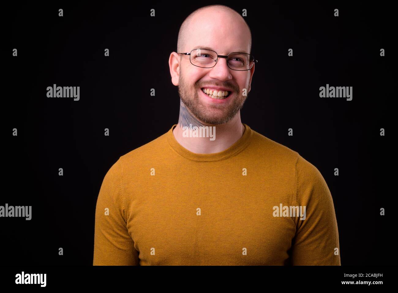 Portrait d'un homme à barbe chauve heureux Banque D'Images
