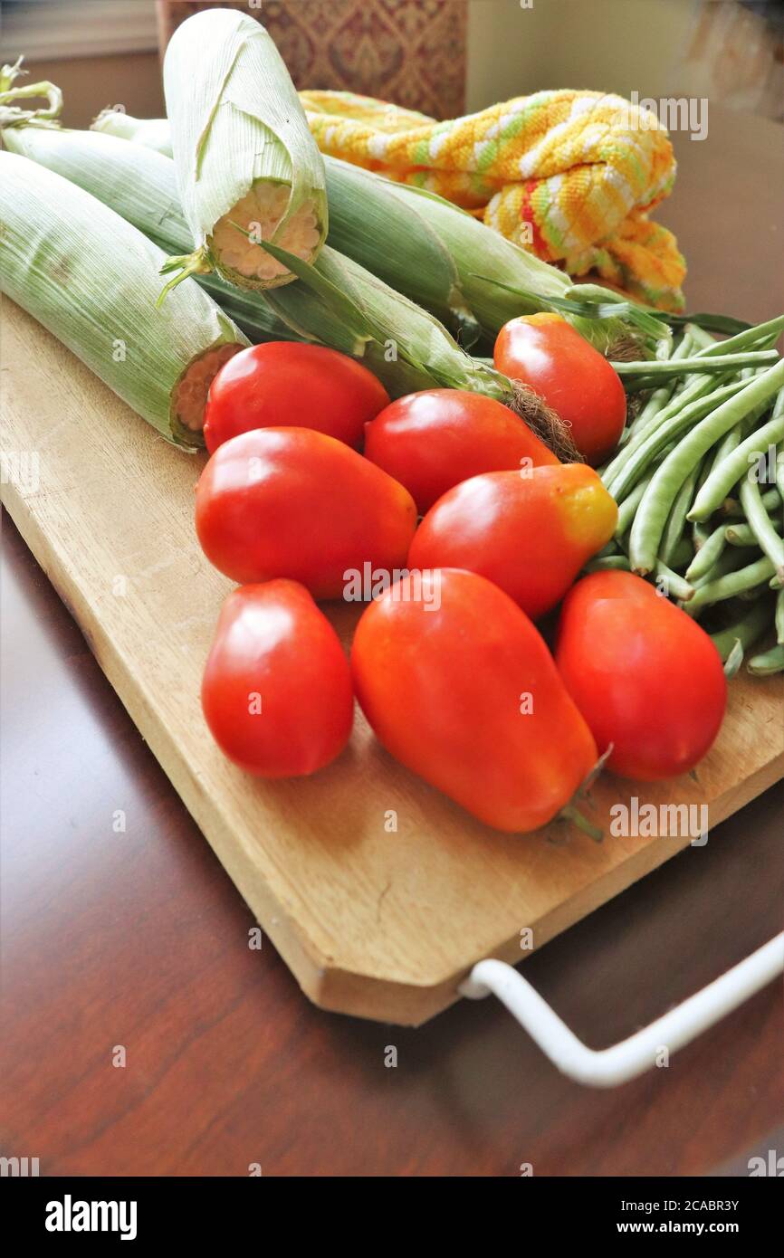 Légumes frais, tomates, maïs, haricots verts Banque D'Images