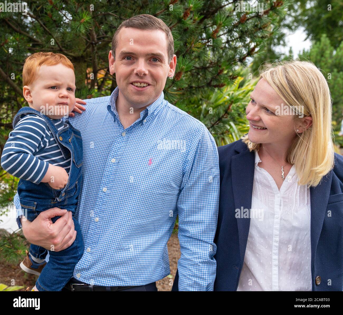 Grant Park, Forres, Moray, Royaume-Uni. 5 août 2020. ROYAUME-UNI. C'est le député Douglas Ross avec son épouse, Krystle et leur fils Alastair dans les jardins du parc Grant après l'annonce que Douglas est maintenant le chef des conservateurs écossais. Credit: JASPERIMAGE / Alamy Live News Banque D'Images