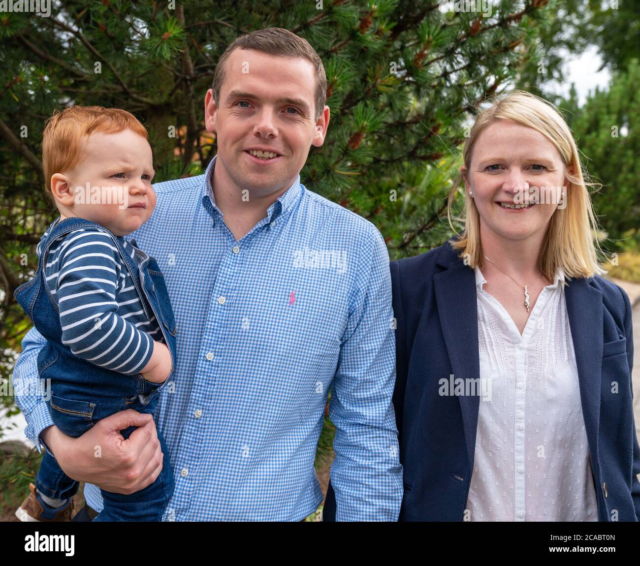 Grant Park, Forres, Moray, Royaume-Uni. 5 août 2020. ROYAUME-UNI. C'est le député Douglas Ross avec son épouse, Krystle et leur fils Alastair dans les jardins du parc Grant après l'annonce que Douglas est maintenant le chef des conservateurs écossais. Credit: JASPERIMAGE / Alamy Live News Banque D'Images