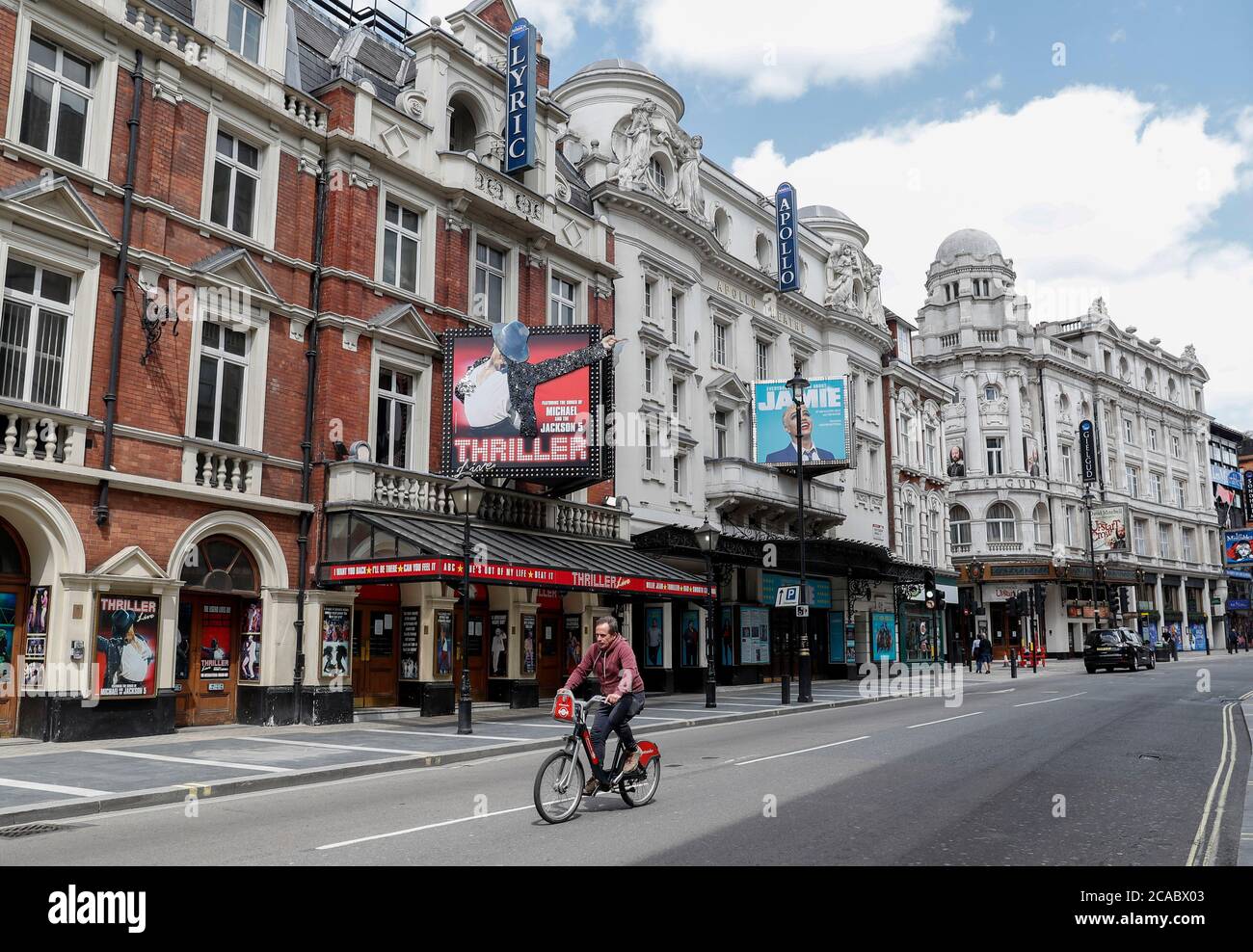 Londres, Londres, Royaume-Uni. 12 mai 2020. Un homme passe devant des salles fermées dans le West End, à Londres, en Grande-Bretagne, le 12 mai 2020. Au moins 5,000 travailleurs du théâtre en Grande-Bretagne, dont plus de la moitié à Londres, ont perdu leur emploi lors de la fermeture de la COVID-19, a révélé un rapport syndical. POUR ALLER AVEC "des milliers de travailleurs britanniques de théâtre perdent des emplois en raison de COVID-19 impact" crédit: Han Yan/Xinhua/Alay Live News Banque D'Images