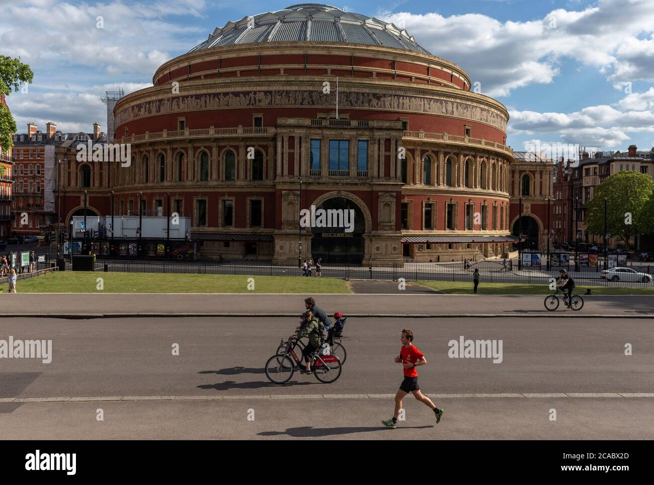 Londres, Royaume-Uni. 12 mai 2020. Les gens passent par le Royal Albert Hall à Londres, en Grande-Bretagne, le 12 mai 2020. Au moins 5,000 travailleurs du théâtre en Grande-Bretagne, dont plus de la moitié à Londres, ont perdu leur emploi lors de la fermeture de la COVID-19, a révélé un rapport syndical. POUR ALLER AVEC "des milliers de travailleurs britanniques de théâtre perdent des emplois en raison de COVID-19 impact" crédit: Han Yan/Xinhua/Alay Live News Banque D'Images