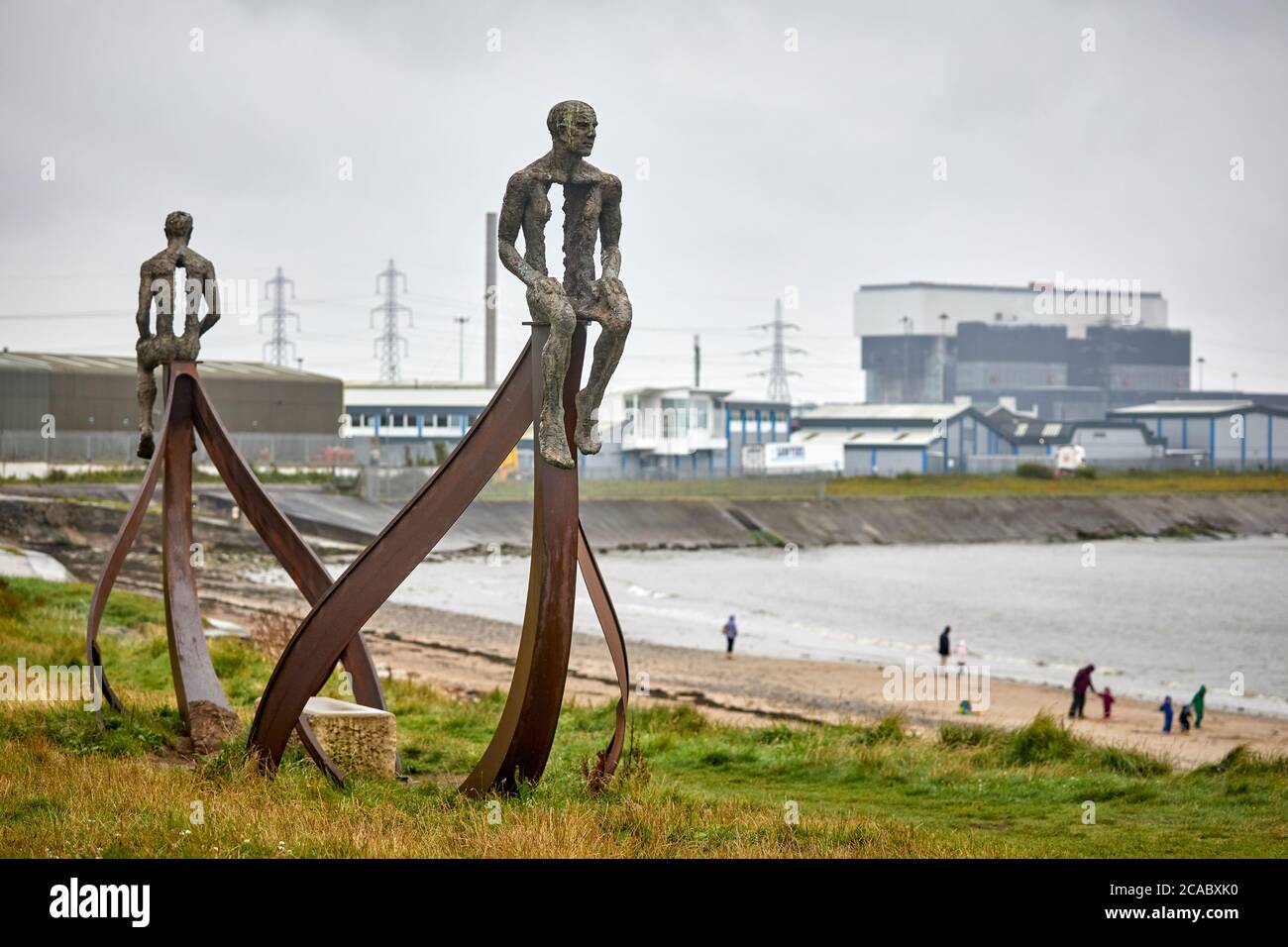 Sculpture Heysham de NAVIRE et deux figures à Half Moon Bay par l'artiste Anna Gillespie près du port et de la centrale nucléaire EDF Banque D'Images