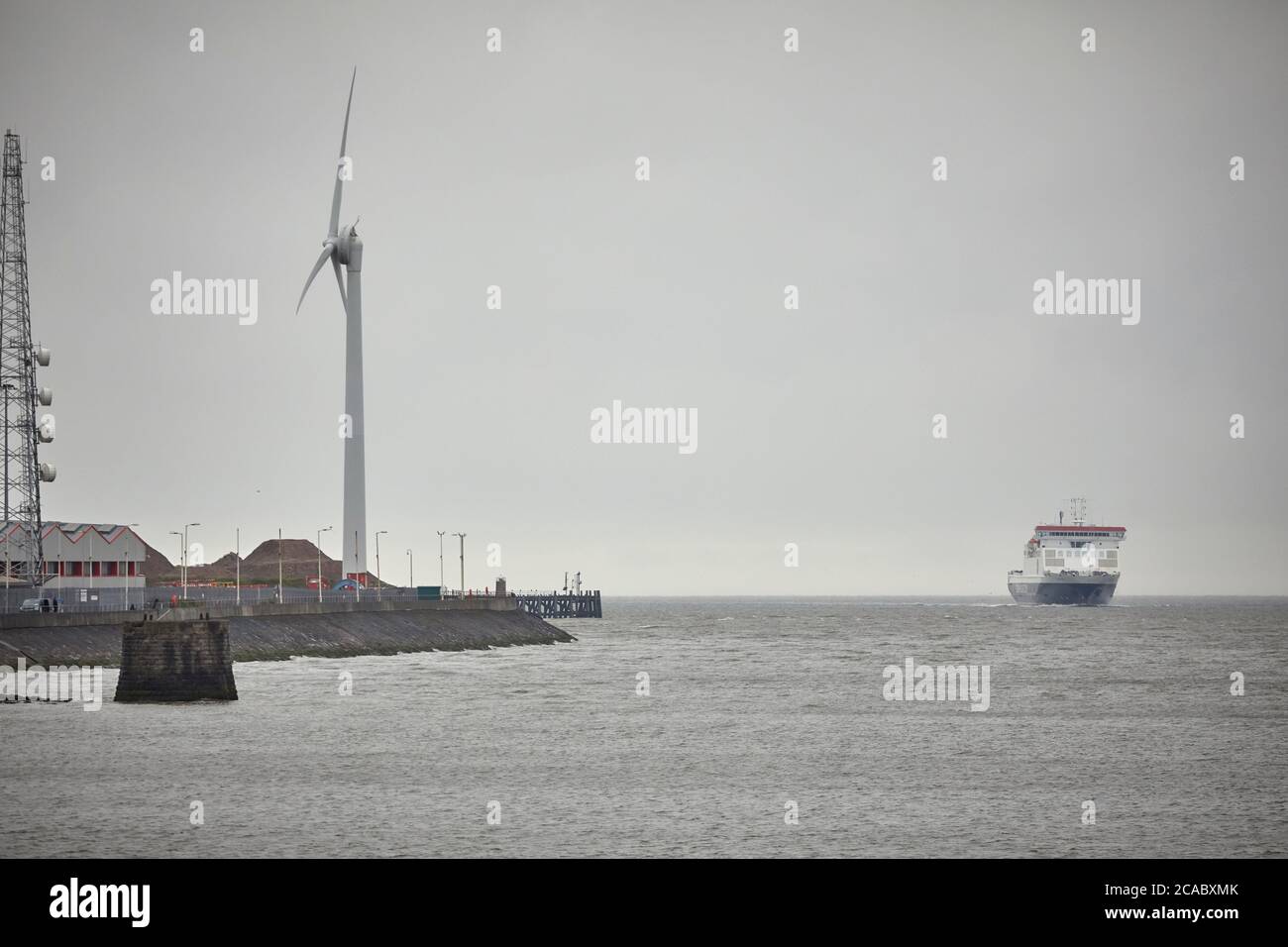 Sculpture Heysham de NAVIRE et deux figures à Half Moon Bay par l'artiste Anna Gillespie près du port Banque D'Images