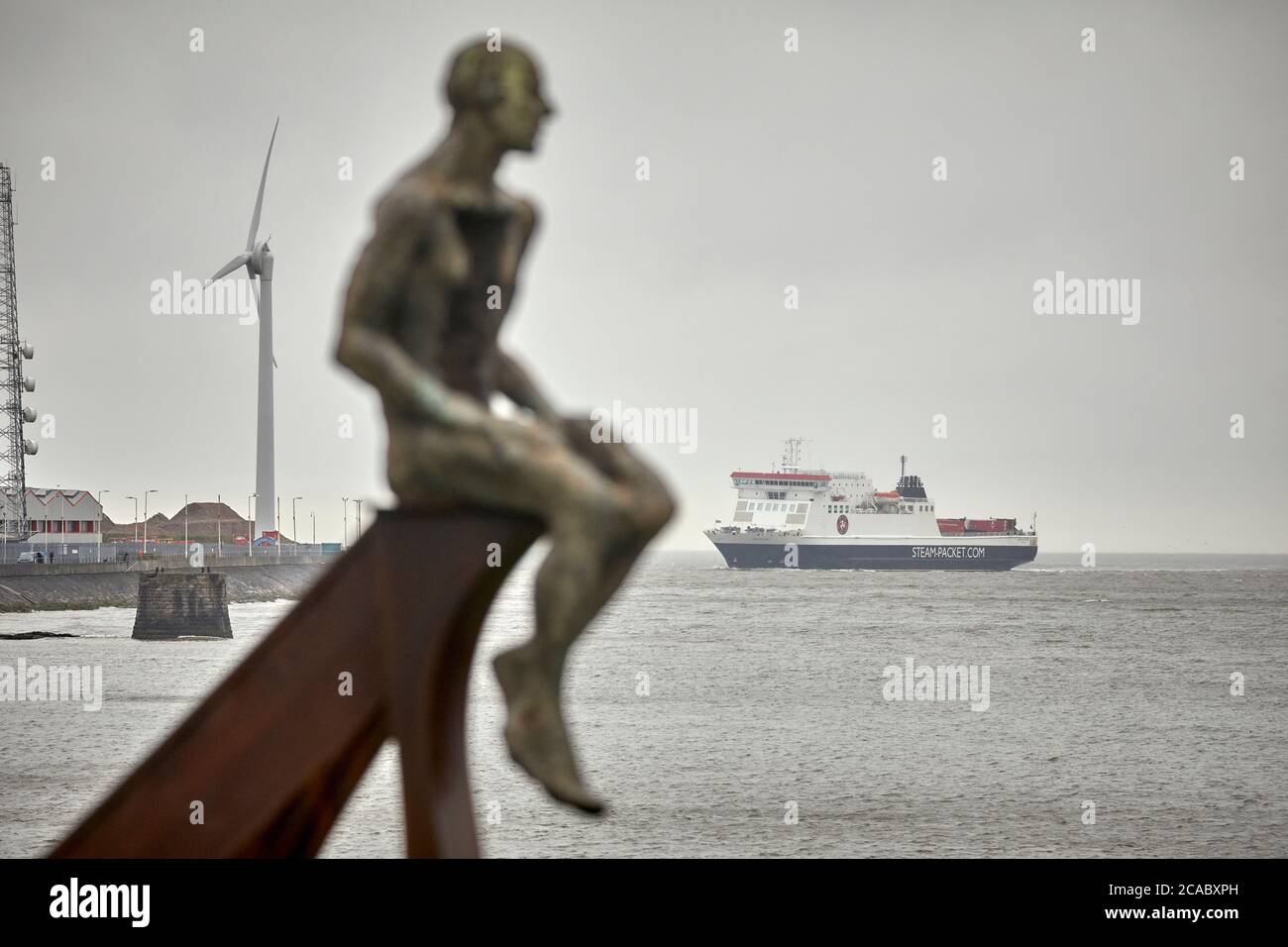 Heysham sculpture de NAVIRE et deux figures à Half Moon Bay par l'artiste Anna Gillespie près du port comme l'ÎLE DE L'HOMME COMPAGNIE DE PAQUET DE VAPEUR ferry arriv Banque D'Images