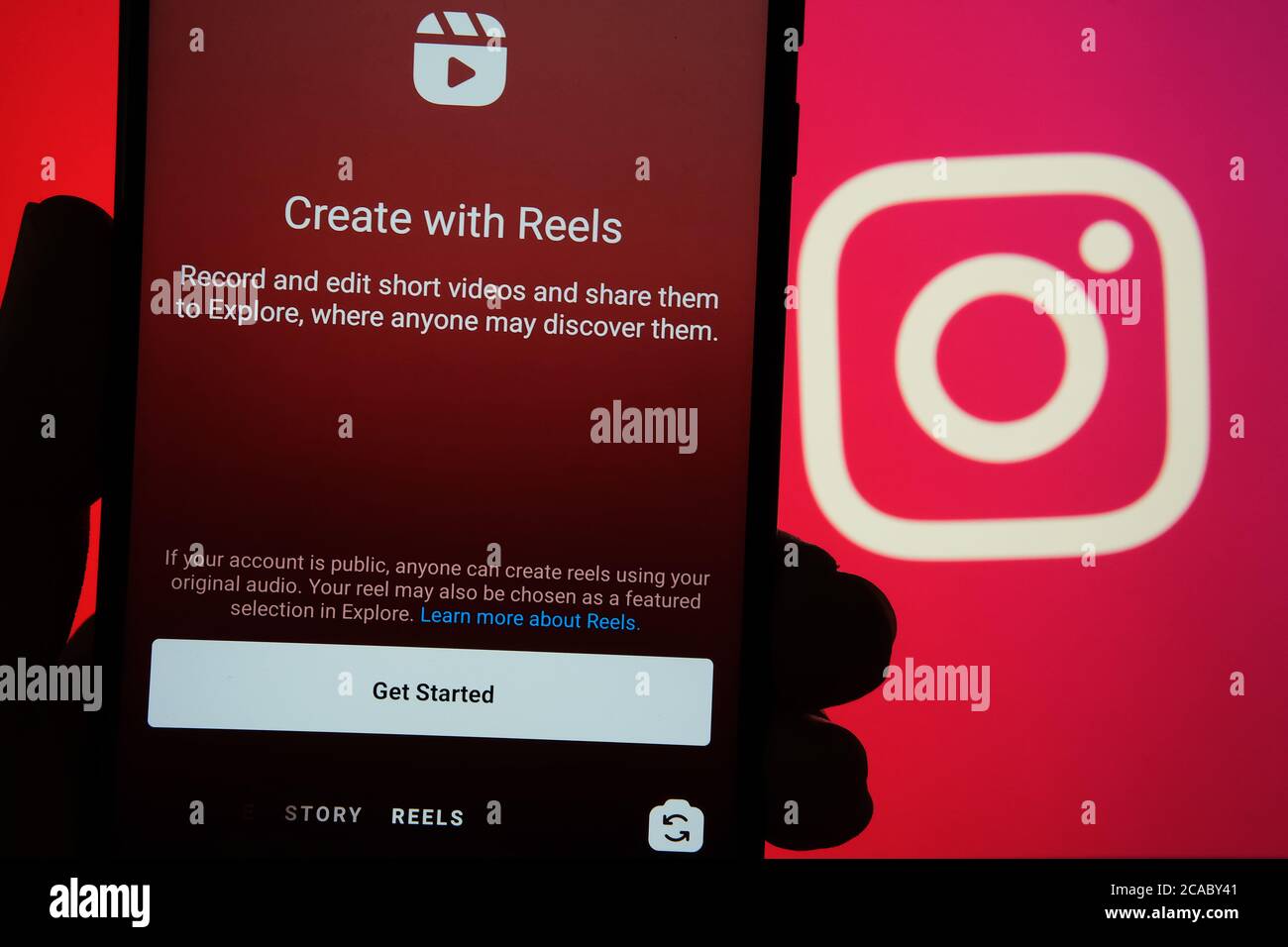Stone / Royaume-Uni - août 31 2020 : Instagram Reels vu dans l'application Instagram sur téléphone mobile. Nouvelle fonctionnalité de Facebook visant à créer une concurrence avec TikTok. Banque D'Images