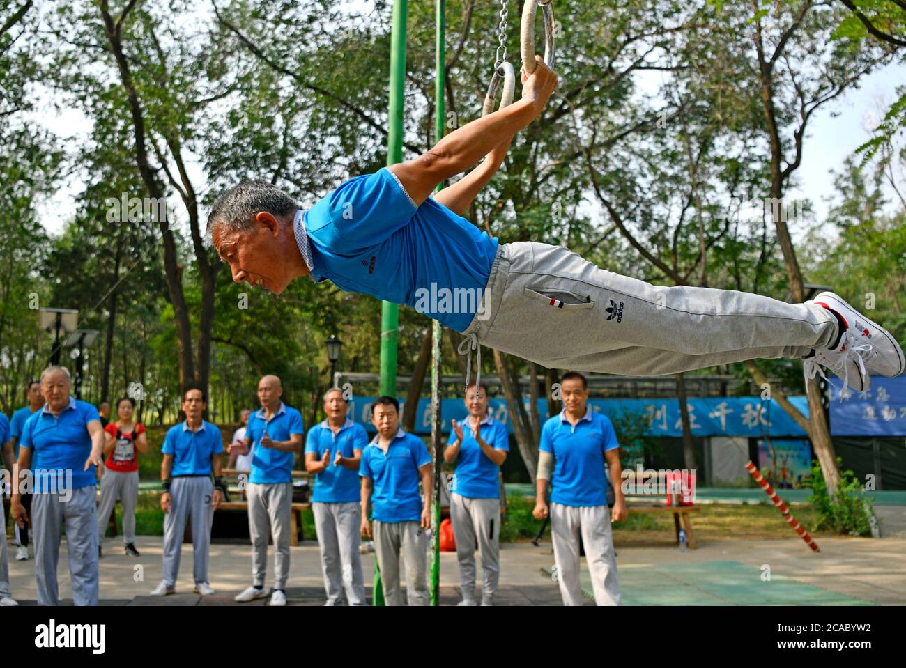 (200806) -- TIANJIN, 6 août 2020 (Xinhua) -- Xu Chongqing, 67 ans, pratique la gymnastique au parc Xigu, dans le nord de la Chine, Tianjin, 4 août 2020. Un groupe de personnes âgées a formé une équipe de gymnastique à Tianjin il y a dix ans. Ils ont pratiqué régulièrement comme exercice physique quotidien. L'équipe compte maintenant plus de 20 membres, avec une moyenne d'âge de 68 ans. « l'exercice nous permet de maintenir un bon état physique, ce qui est très utile pour améliorer la qualité de vie. » a déclaré Tong Yugen, le chef d'équipe âgé de 66 ans. Au fur et à mesure que l'équipe devient plus connue, plus de 100 amateurs de fitness les ont rejoints dans l'exercice quotidien. Banque D'Images