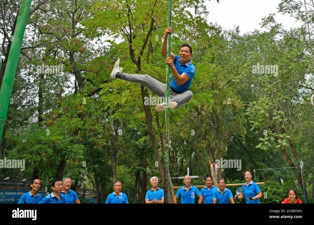 (200806) -- TIANJIN, le 6 août 2020 (Xinhua) -- Liu Yuanzhu, 62 ans, pratique l'escalade dans le parc Xigu, dans le nord de la Chine, Tianjin, le 4 août 2020. Un groupe de personnes âgées a formé une équipe de gymnastique à Tianjin il y a dix ans. Ils ont pratiqué régulièrement comme exercice physique quotidien. L'équipe compte maintenant plus de 20 membres, avec une moyenne d'âge de 68 ans. « l'exercice nous permet de maintenir un bon état physique, ce qui est très utile pour améliorer la qualité de vie. » a déclaré Tong Yugen, le chef d'équipe âgé de 66 ans. Au fur et à mesure que l'équipe devient plus connue, plus de 100 amateurs de fitness les ont rejoints dans l'exercice quotidien. ( Banque D'Images