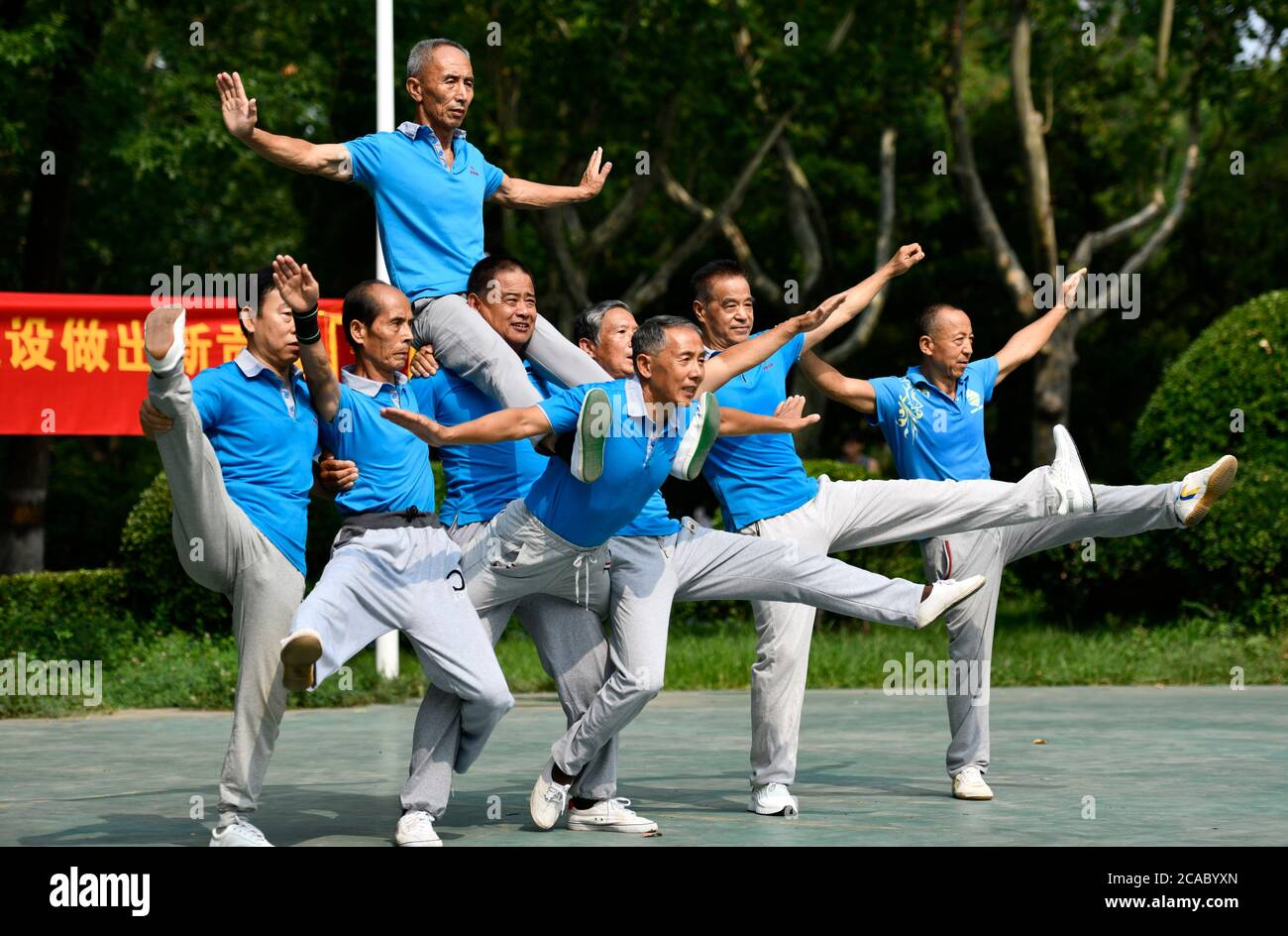 (200806) -- TIANJIN, le 6 août 2020 (Xinhua) -- des membres de l'équipe de gymnastique âgée posent pour des photos dans le parc Xigu, dans le nord de la Chine, Tianjin, le 1er août 2020. Un groupe de personnes âgées a formé une équipe de gymnastique à Tianjin il y a dix ans. Ils ont pratiqué régulièrement comme exercice physique quotidien. L'équipe compte maintenant plus de 20 membres, avec une moyenne d'âge de 68 ans. « l'exercice nous permet de maintenir un bon état physique, ce qui est très utile pour améliorer la qualité de vie. » a déclaré Tong Yugen, le chef d'équipe âgé de 66 ans. À mesure que l'équipe devient plus connue, plus de 100 amateurs de fitness les ont rejoints dans l'exercice ev Banque D'Images