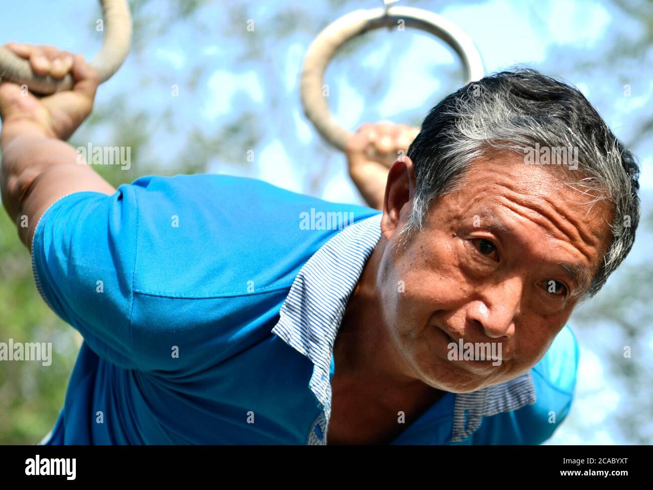 (200806) -- TIANJIN, 6 août 2020 (Xinhua) -- du Qiuwang, 69 ans, pratique la gymnastique au parc Xigu, dans le nord de la Chine, Tianjin, 4 août 2020. Un groupe de personnes âgées a formé une équipe de gymnastique à Tianjin il y a dix ans. Ils ont pratiqué régulièrement comme exercice physique quotidien. L'équipe compte maintenant plus de 20 membres, avec une moyenne d'âge de 68 ans. « l'exercice nous permet de maintenir un bon état physique, ce qui est très utile pour améliorer la qualité de vie. » a déclaré Tong Yugen, le chef d'équipe âgé de 66 ans. Au fur et à mesure que l'équipe devient plus connue, plus de 100 amateurs de fitness les ont rejoints dans l'exercice quotidien. Banque D'Images