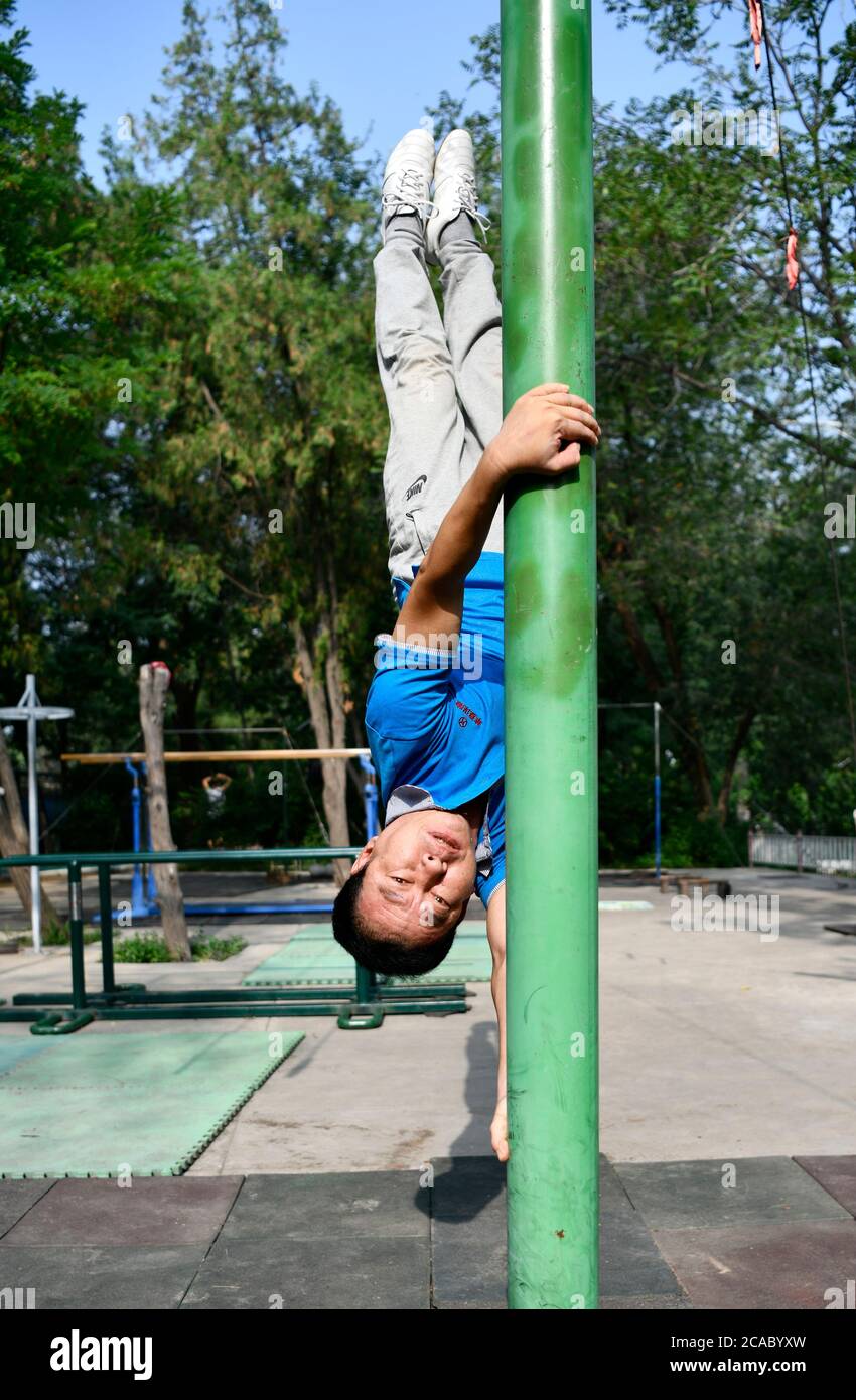 (200806) -- TIANJIN, le 6 août 2020 (Xinhua) -- Wu Yuxiang, 63 ans, pratique la gymnastique dans le parc Xigu, dans le nord de la Chine, Tianjin, le 4 août 2020. Un groupe de personnes âgées a formé une équipe de gymnastique à Tianjin il y a dix ans. Ils ont pratiqué régulièrement comme exercice physique quotidien. L'équipe compte maintenant plus de 20 membres, avec une moyenne d'âge de 68 ans. « l'exercice nous permet de maintenir un bon état physique, ce qui est très utile pour améliorer la qualité de vie. » a déclaré Tong Yugen, le chef d'équipe âgé de 66 ans. Au fur et à mesure que l'équipe devient plus connue, plus de 100 amateurs de fitness les ont rejoints dans l'exercice quotidien. Banque D'Images