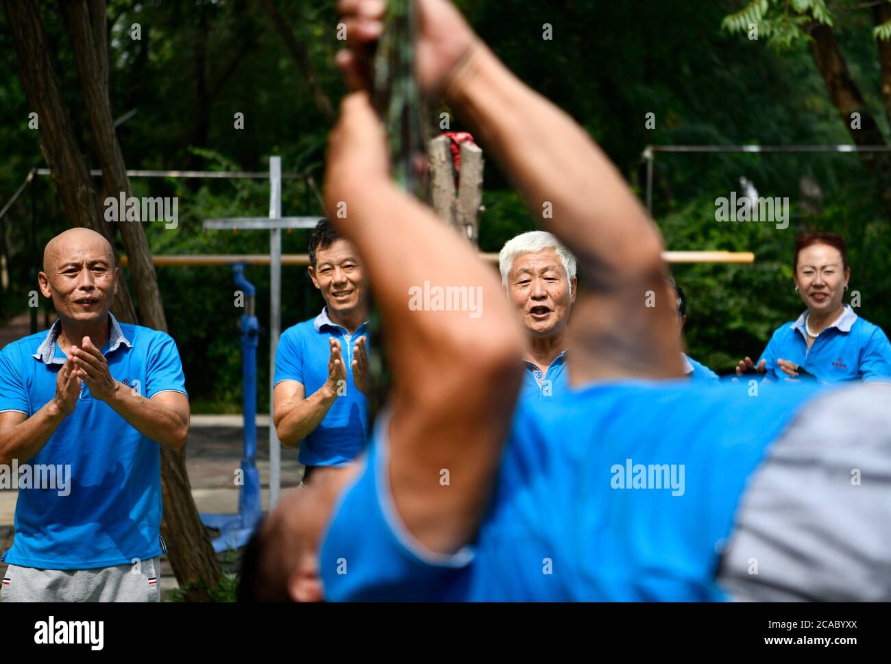 (200806) -- TIANJIN, le 6 août 2020 (Xinhua) -- les membres de l'équipe de gymnastique âgée applaudissent pour leur coéquipier au parc Xigu, dans le nord de la Chine, Tianjin, le 4 août 2020. Un groupe de personnes âgées a formé une équipe de gymnastique à Tianjin il y a dix ans. Ils ont pratiqué régulièrement comme exercice physique quotidien. L'équipe compte maintenant plus de 20 membres, avec une moyenne d'âge de 68 ans. « l'exercice nous permet de maintenir un bon état physique, ce qui est très utile pour améliorer la qualité de vie. » a déclaré Tong Yugen, le chef d'équipe âgé de 66 ans. À mesure que l'équipe devient plus connue, plus de 100 amateurs de fitness les ont rejoints dans exc Banque D'Images