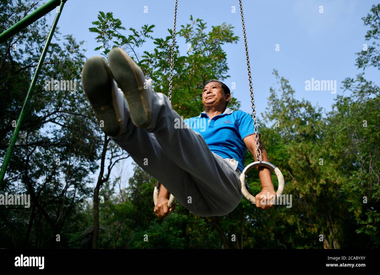 (200806) -- TIANJIN, 6 août 2020 (Xinhua) -- du Qiuwang, 69 ans, pratique la gymnastique au parc Xigu, dans le nord de la Chine, Tianjin, 4 août 2020. Un groupe de personnes âgées a formé une équipe de gymnastique à Tianjin il y a dix ans. Ils ont pratiqué régulièrement comme exercice physique quotidien. L'équipe compte maintenant plus de 20 membres, avec une moyenne d'âge de 68 ans. « l'exercice nous permet de maintenir un bon état physique, ce qui est très utile pour améliorer la qualité de vie. » a déclaré Tong Yugen, le chef d'équipe âgé de 66 ans. Au fur et à mesure que l'équipe devient plus connue, plus de 100 amateurs de fitness les ont rejoints dans l'exercice quotidien. Banque D'Images