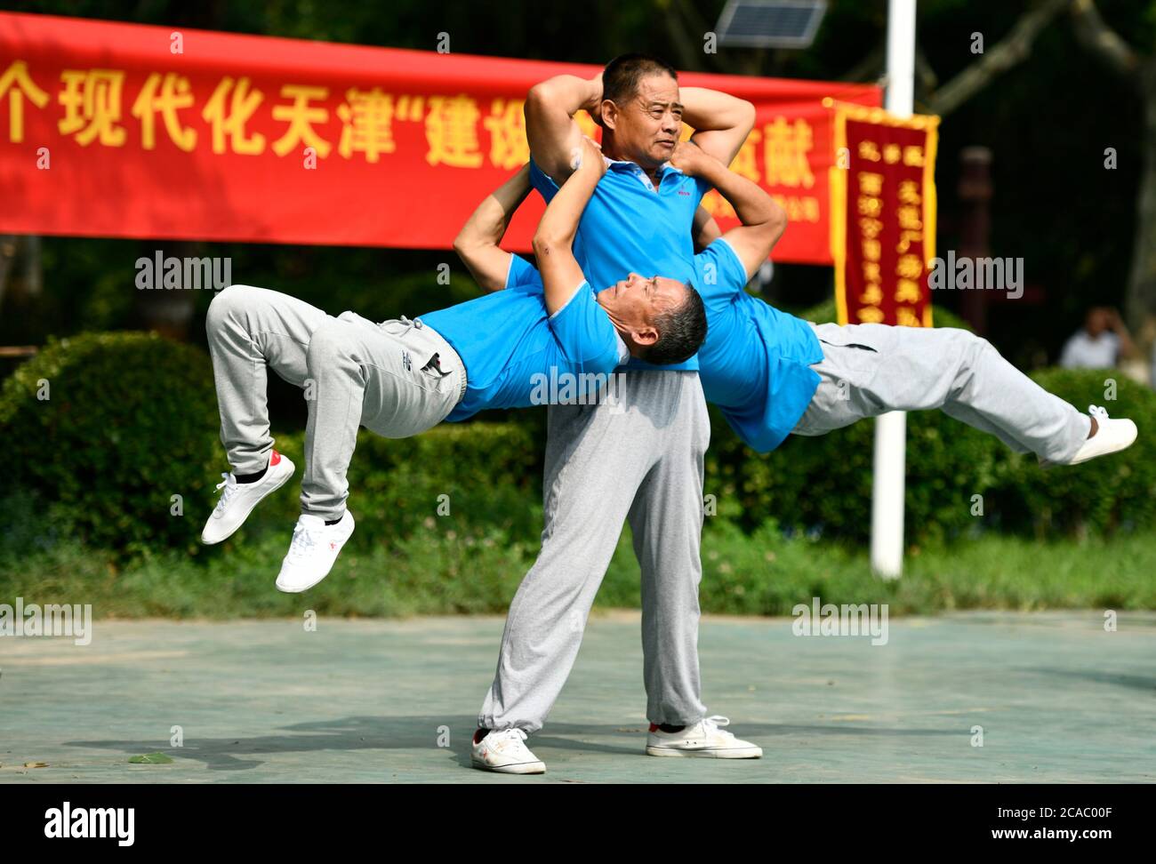 (200806) -- TIANJIN, le 6 août 2020 (Xinhua) -- des membres de l'équipe de gymnastique âgée posent pour des photos dans le parc Xigu, dans le nord de la Chine, Tianjin, le 1er août 2020. Un groupe de personnes âgées a formé une équipe de gymnastique à Tianjin il y a dix ans. Ils ont pratiqué régulièrement comme exercice physique quotidien. L'équipe compte maintenant plus de 20 membres, avec une moyenne d'âge de 68 ans. « l'exercice nous permet de maintenir un bon état physique, ce qui est très utile pour améliorer la qualité de vie. » a déclaré Tong Yugen, le chef d'équipe âgé de 66 ans. À mesure que l'équipe devient plus connue, plus de 100 amateurs de fitness les ont rejoints dans l'exercice ev Banque D'Images