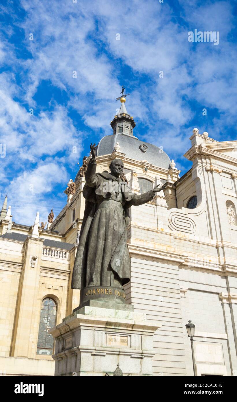 Statue du Pape Jean-Paul 11 à l'extérieur de la cathédrale d'Almudena à Madrid, Espagne. Banque D'Images