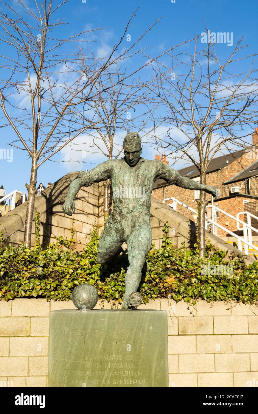 Statue de la légende du football de Newcastle, Jackie Milburn, « Wor Jackie » (Our Jackie) à Newcastle upon Tyne, Angleterre, Royaume-Uni Banque D'Images