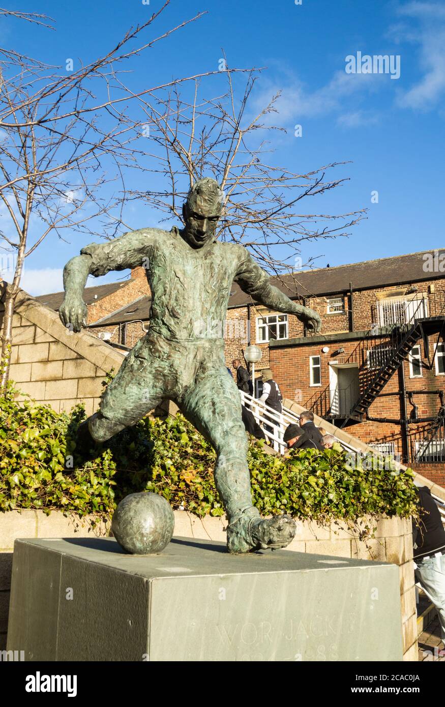 Statue de la légende du football de Newcastle, Jackie Milburn, « Wor Jackie » (Our Jackie) à Newcastle upon Tyne, Angleterre, Royaume-Uni Banque D'Images