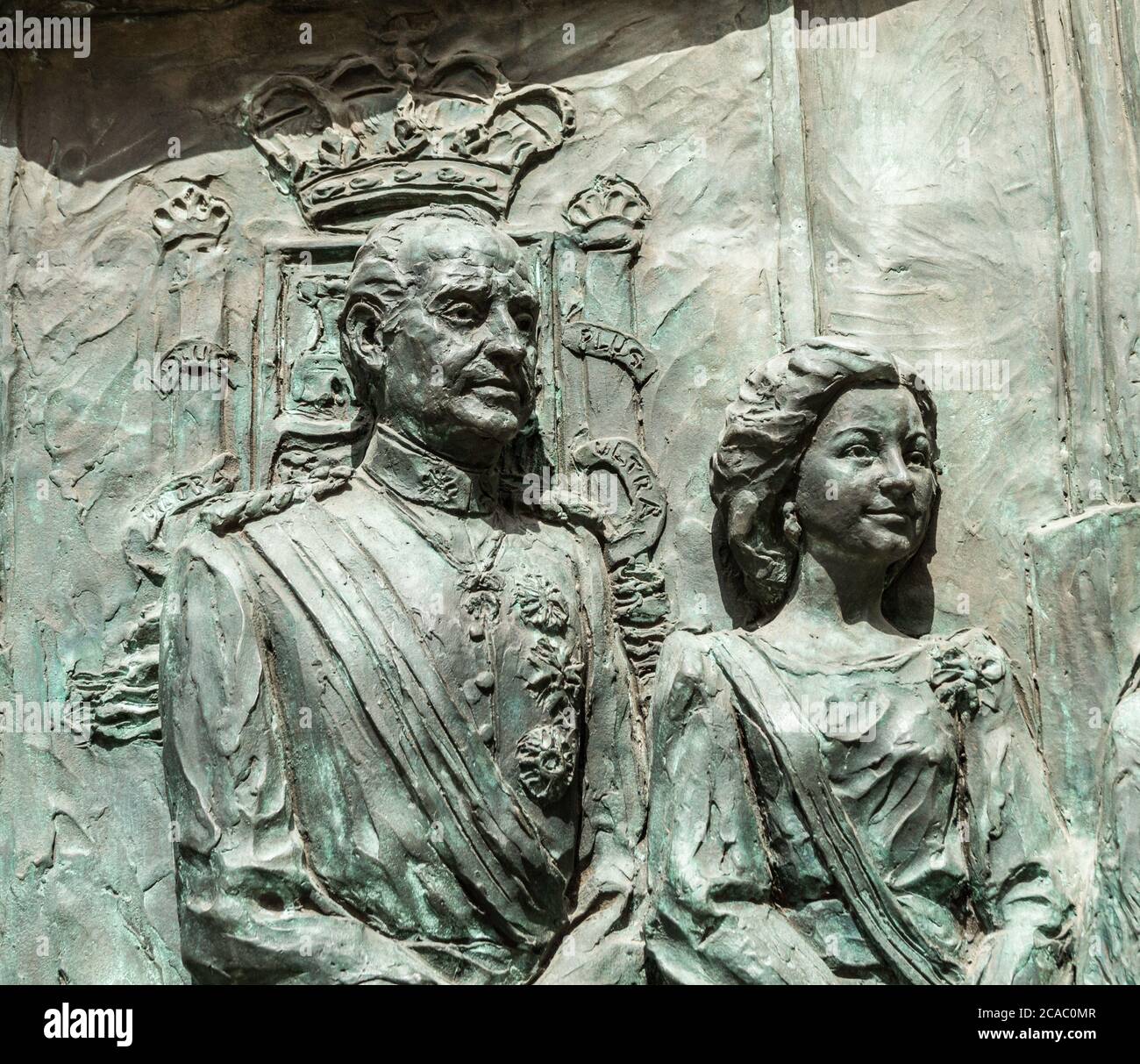 Le roi Juan Carlos et la reine Sofia à la porte de la cathédrale Almudena à Madrid, en Espagne. Banque D'Images