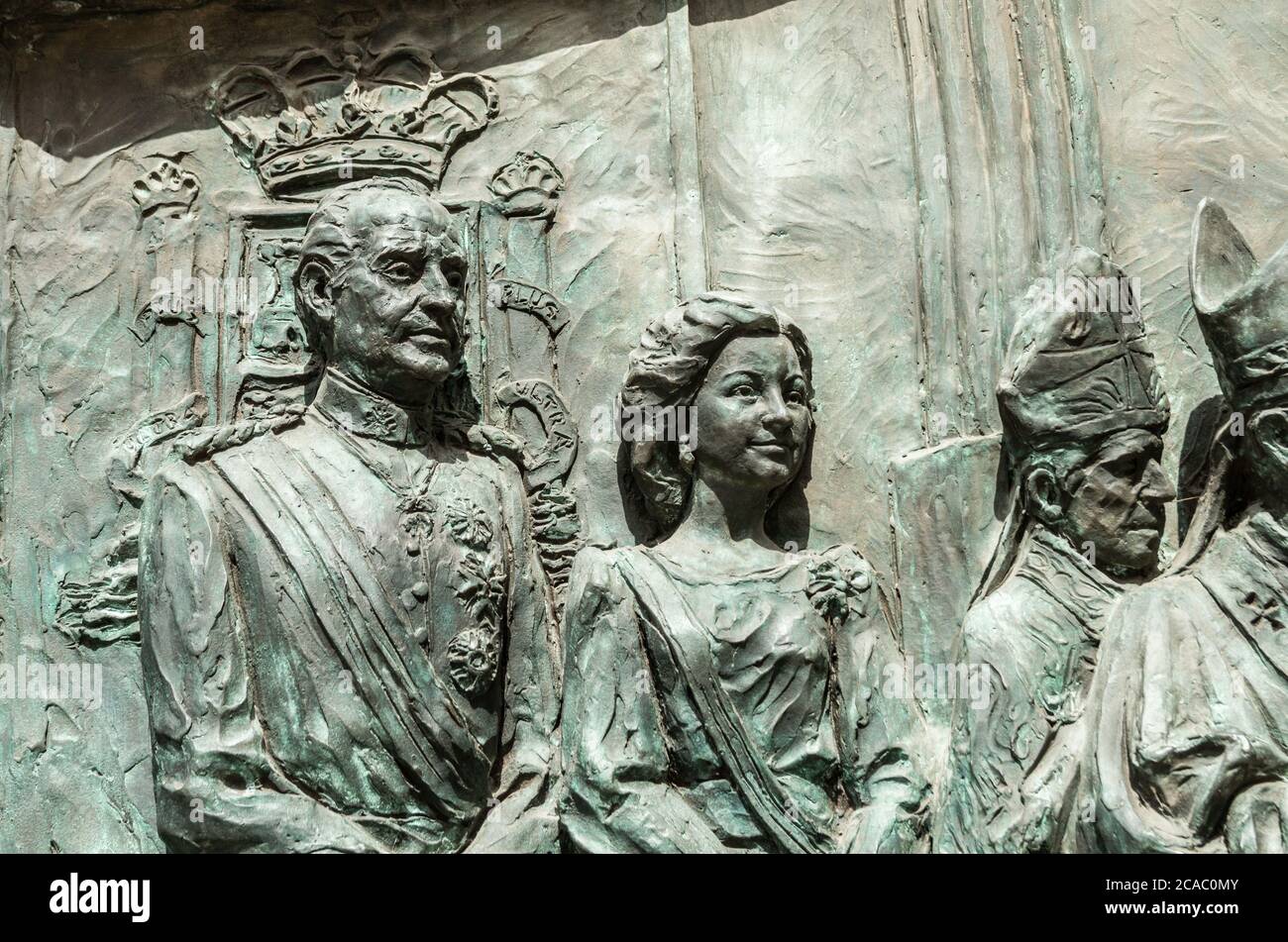 Le roi Juan Carlos et la reine Sofia à la porte de la cathédrale Almudena à Madrid, en Espagne. Banque D'Images