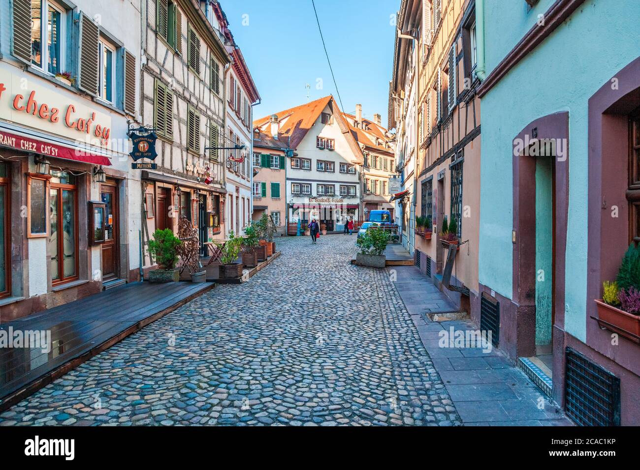Une petite rue dans la vieille ville de Strasbourg, Alsace, France Banque D'Images