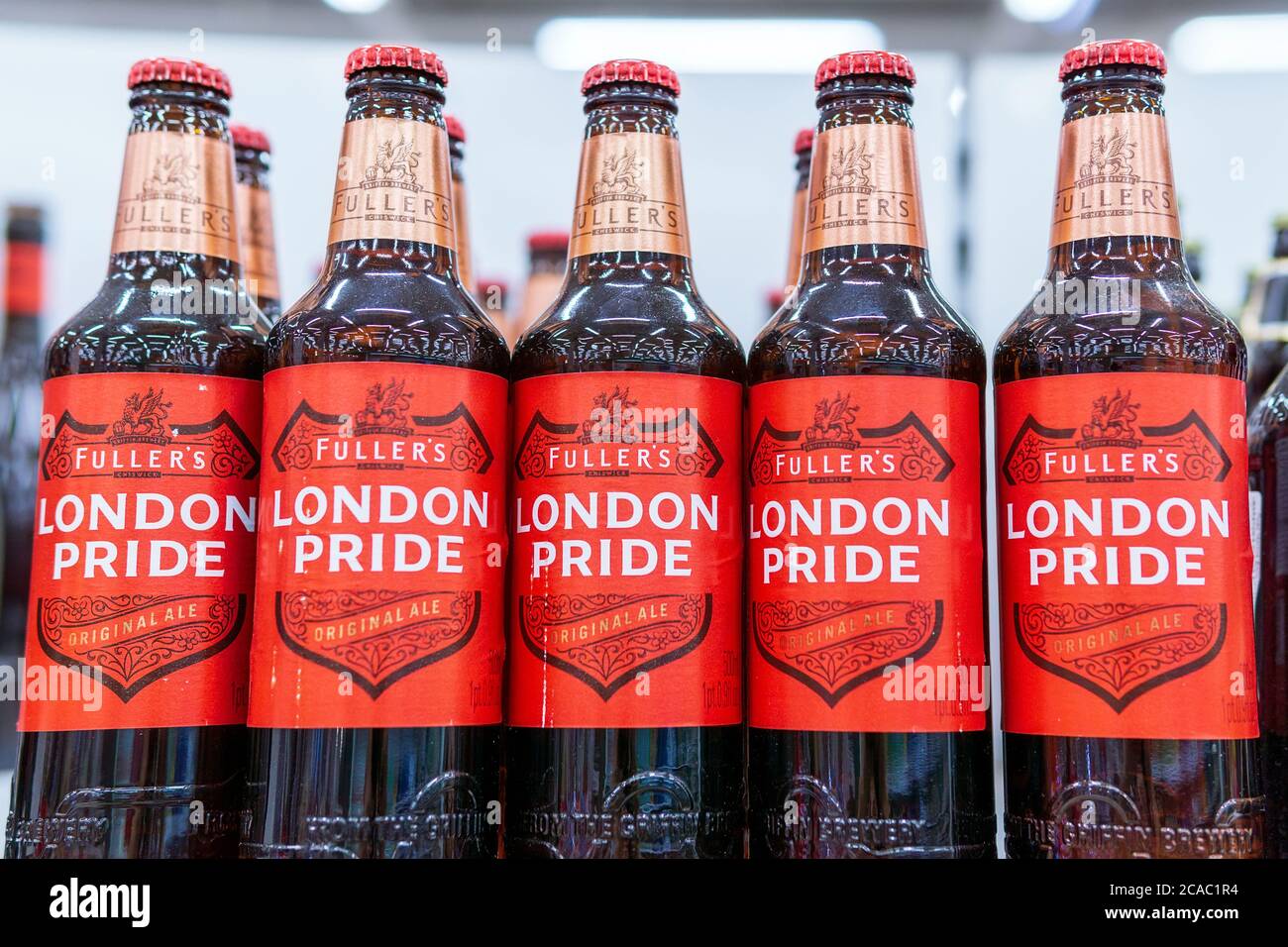 Tyumen, Russie-01 août 2020: londres Pride fullers bière sur les étagères d'un hypermarché. Vente de boissons alcoolisées Banque D'Images