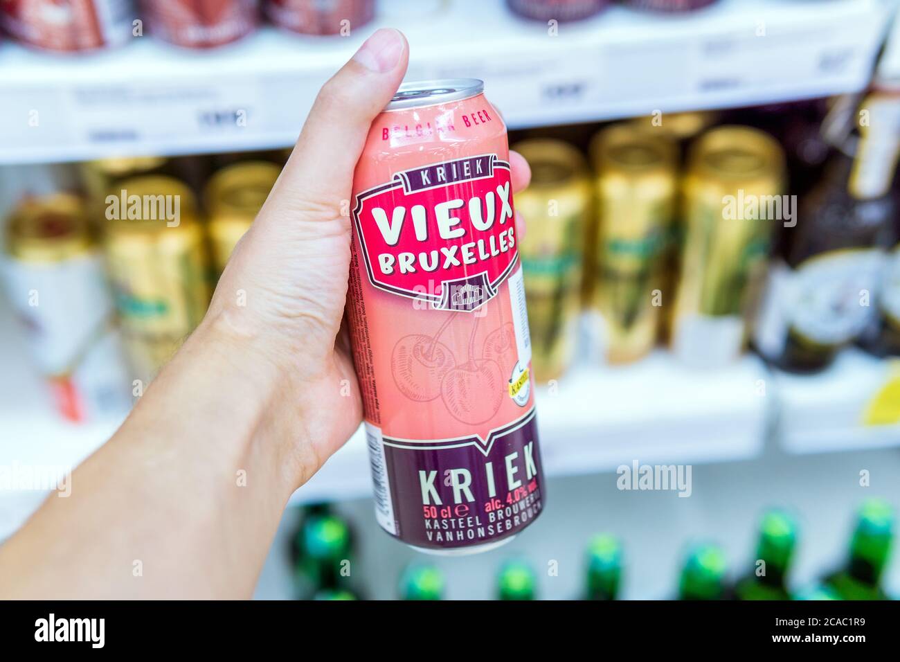 Tyumen, Russie-01 août 2020 : la bière vieux entre les mains de l'acheteur Banque D'Images