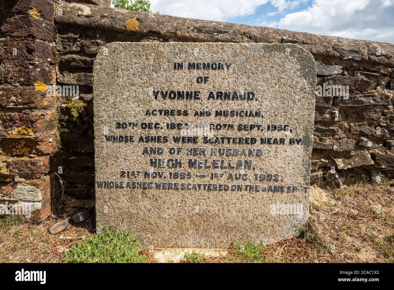 Monument de la tombe d'Yvonne Arnaud à St Martha, sur le terrain de sépulture de l'église Hill, Surrey, Royaume-Uni Banque D'Images