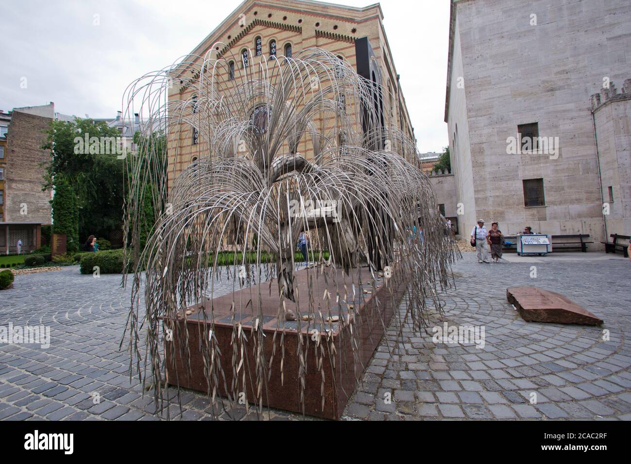 Le Saule pleureur Sculpture dans le jardin du souvenir de la Grande Synagogue de Budapest Banque D'Images