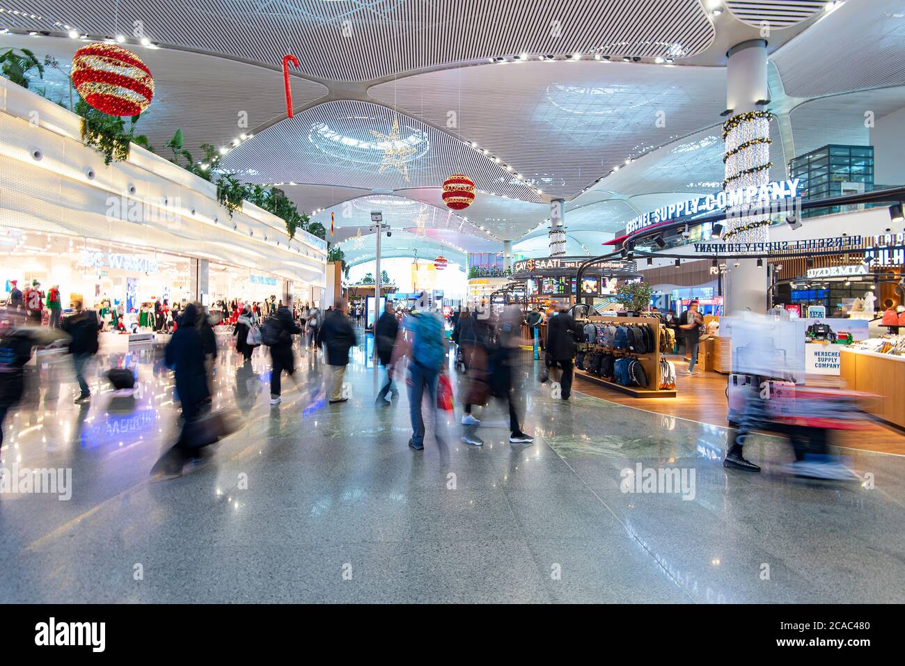 ISTANBUL - 03 JANVIER : passagers à l'aéroport d'Istanbul. Nouvel aéroport d'istanbul Havaliman avec des décorations de Noël et du nouvel an à Istanbul Banque D'Images