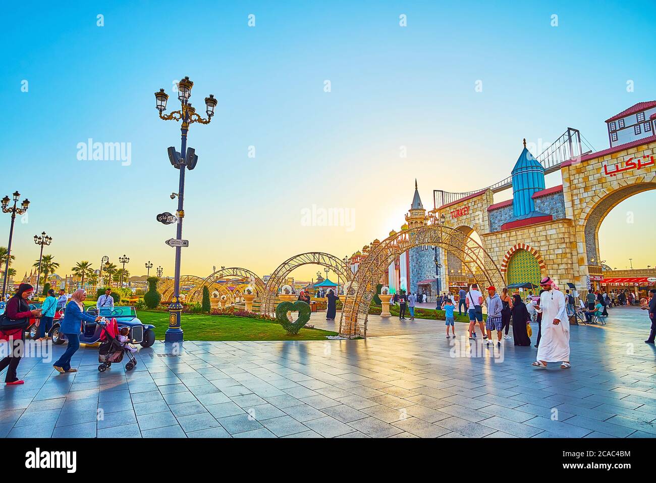 DUBAÏ, Émirats Arabes Unis - 5 MARS 2020 : le ciel de coucher de soleil au-dessus du parc de Global Village Dubai avec pavillons commerciaux, allée voûtée et installations florales sur le Banque D'Images