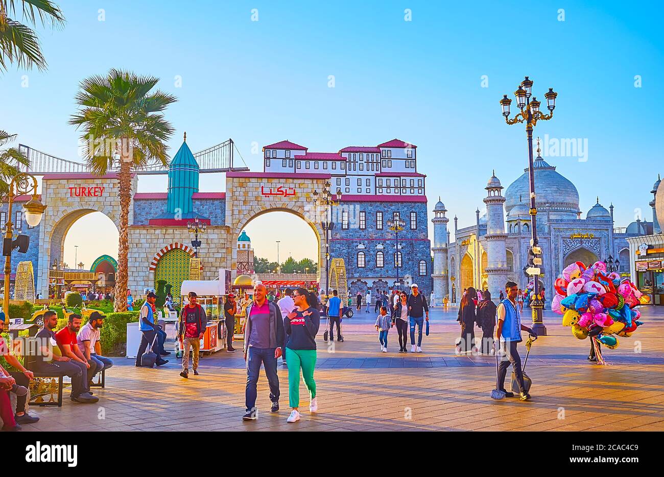 DUBAÏ, Émirats Arabes Unis - 5 MARS 2020 : allée surpeuplée du Global Village Dubai avec vue sur le petit Taj Mahal et le pavillon de Turquie, décoré avec réplique de for Banque D'Images