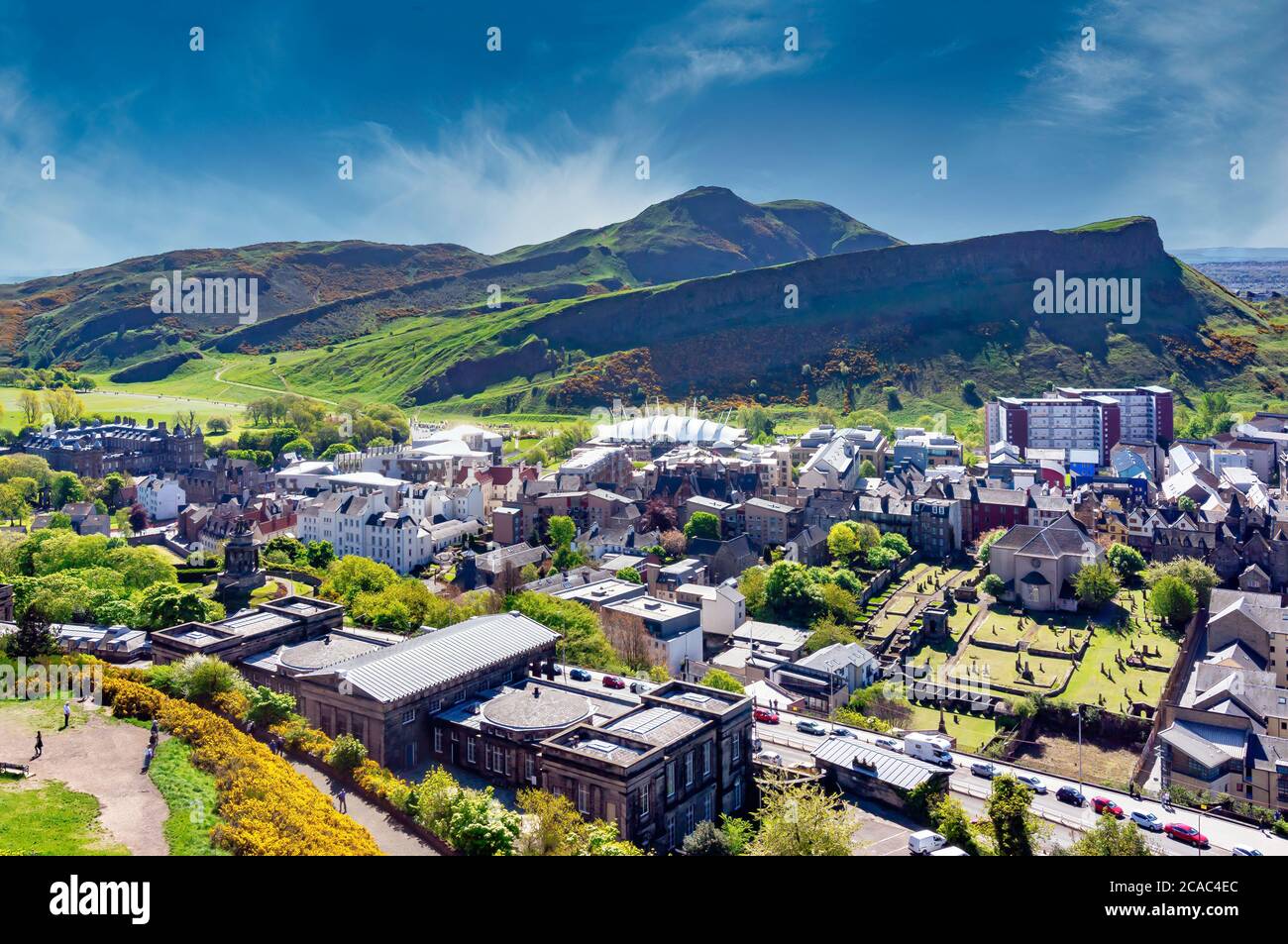 Vue vers Arthur's Seat à Edinburgh en Écosse depuis Calton Hill avec l'ancien bâtiment du Royal High School au premier plan. Banque D'Images