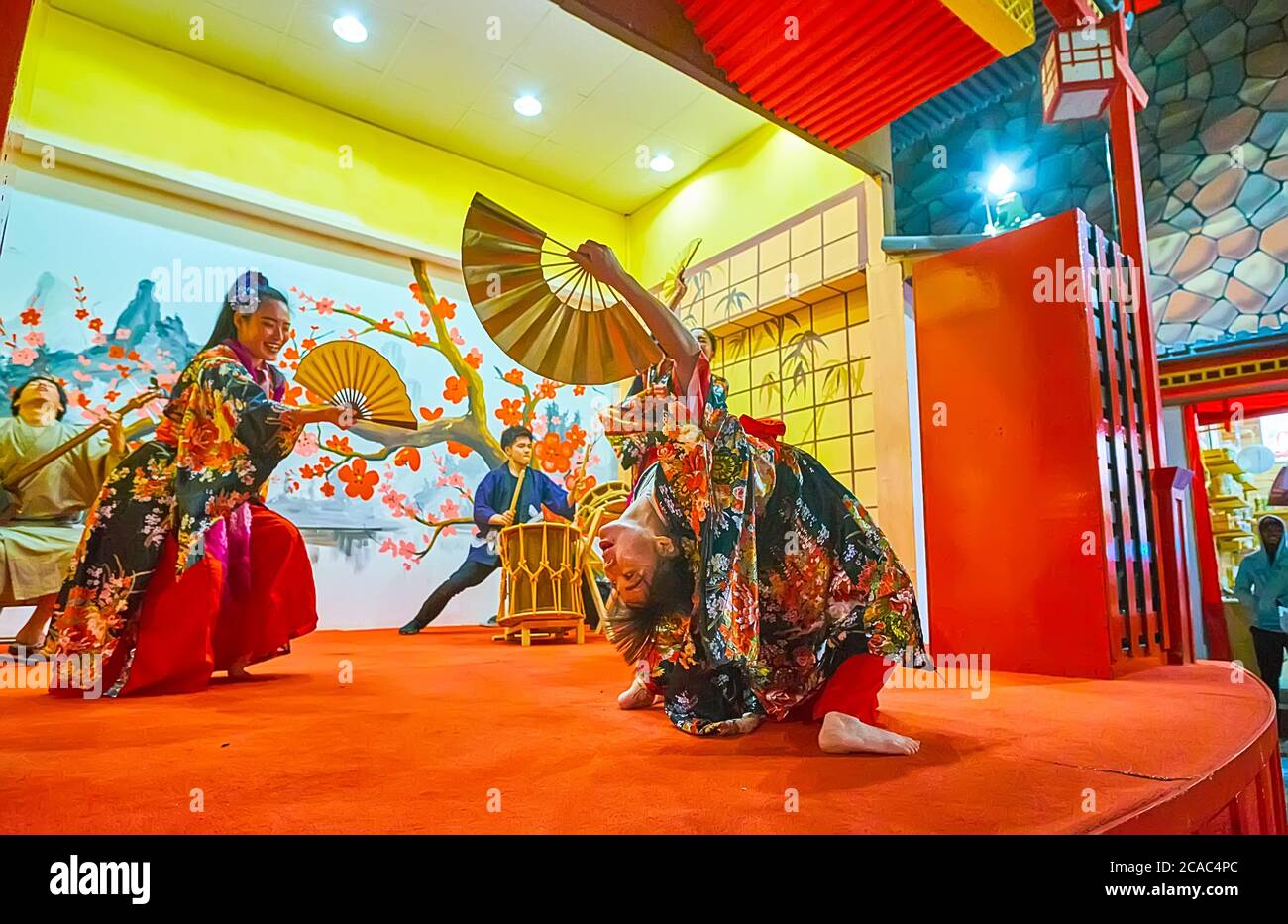 DUBAÏ, Émirats Arabes Unis - 5 MARS 2020 : les artistes, kimono habillé, exécutent la danse japonaise avec des fans sur la scène du Pavillon du Japon à Global Village Dubai, on M. Banque D'Images