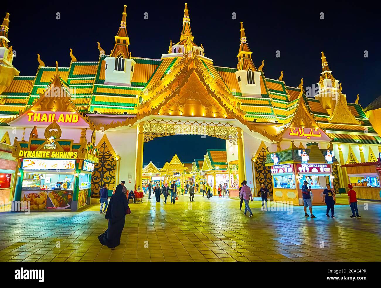 DUBAÏ, Émirats Arabes Unis - 5 MARS 2020 : la façade des pavillons de Thaïlande du Global Village Dubai avec toit traditionnel en pyaéque (multifatigué), surmonté d'un tow chedi Banque D'Images