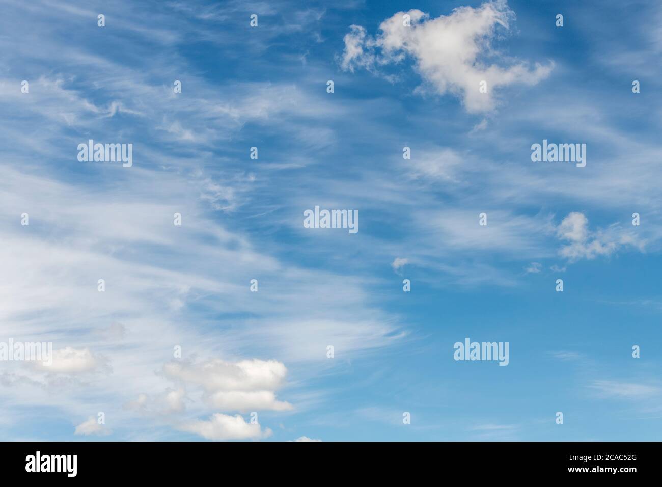 Ciel bleu et nuages moelleux au-dessus de Cornwall. Métaphore été, vacances d'été, vacances d'été Royaume-Uni, couverture de cloud, cloud computing. Banque D'Images