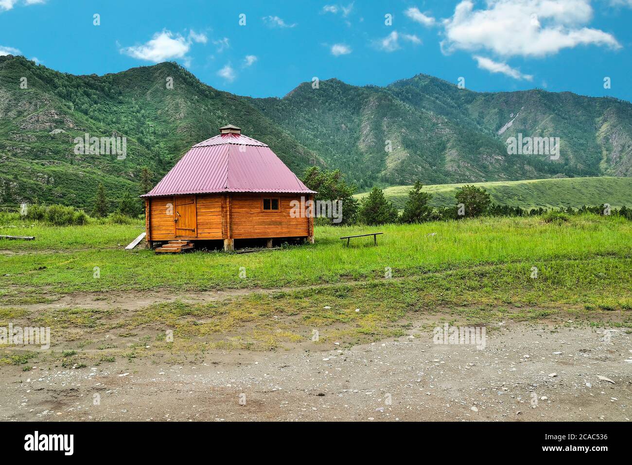 Maison en bois à pilotis dans les montagnes de l'Altaï stylisée comme un ail - demeure traditionnelle des Altaïens, Sibérie, Russie. Il a un trou dans le toit au-dessus du foyer. B Banque D'Images