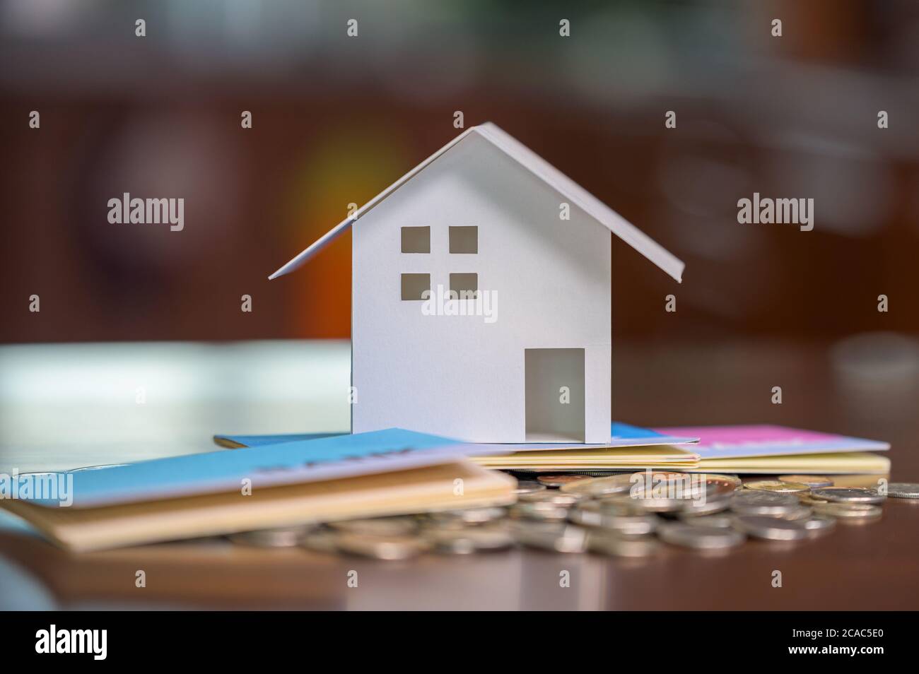 Maisons modèles et pièces empilées. Prêts à la maison. Prêts hypothécaires et prêts. Banque D'Images