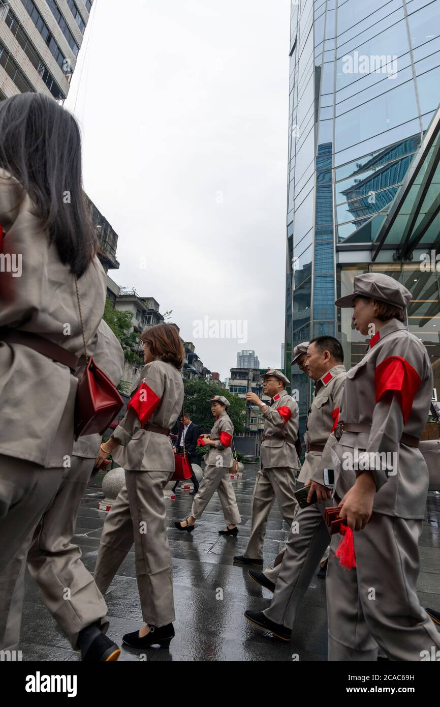 Les membres du Parti communiste chinois marchent jusqu'à la place Tianfu pour célébrer l'anniversaire de la fondation du Parti communiste chinois. Banque D'Images