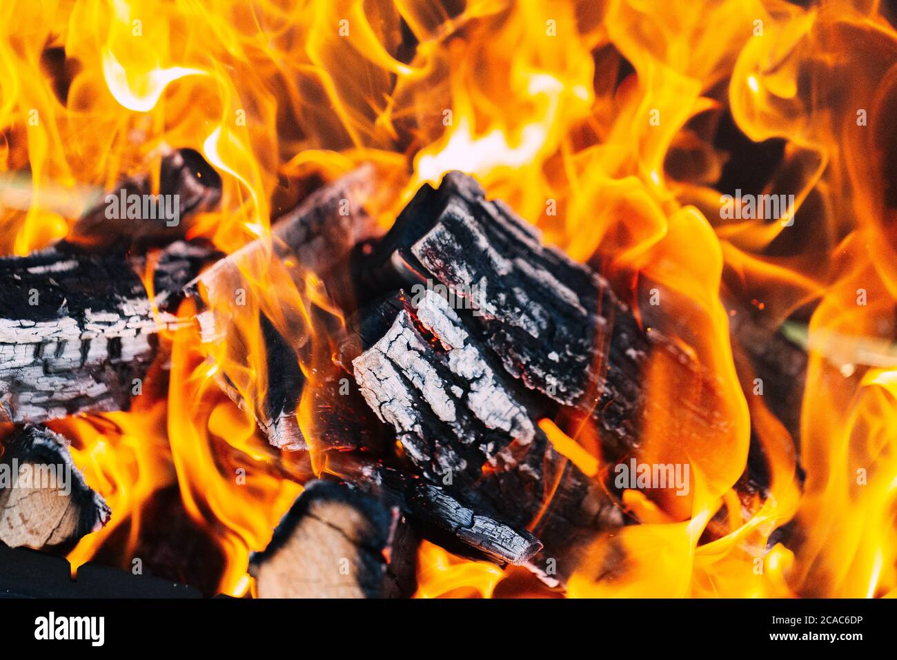 bois de chauffage brûlé dans un barbecue ou un barbecue photo d'un feu — free download