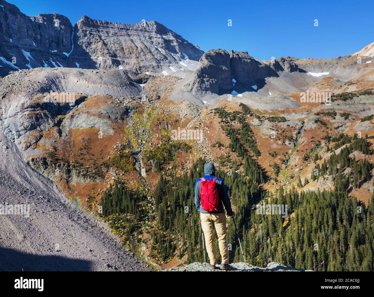 Backpacker dans une randonnée en montagne l'été Banque D'Images