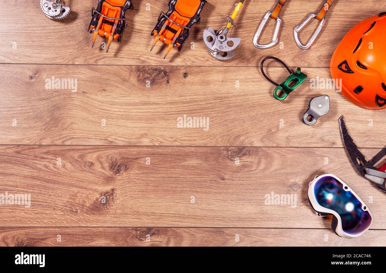 Matériel d'escalade, vue sur les étales à plat. Vue de dessus des outils de mounteneering extrêmes comme casque, campons, hache de glace, mousqueton, lunettes. Copier l'espace sur W Banque D'Images