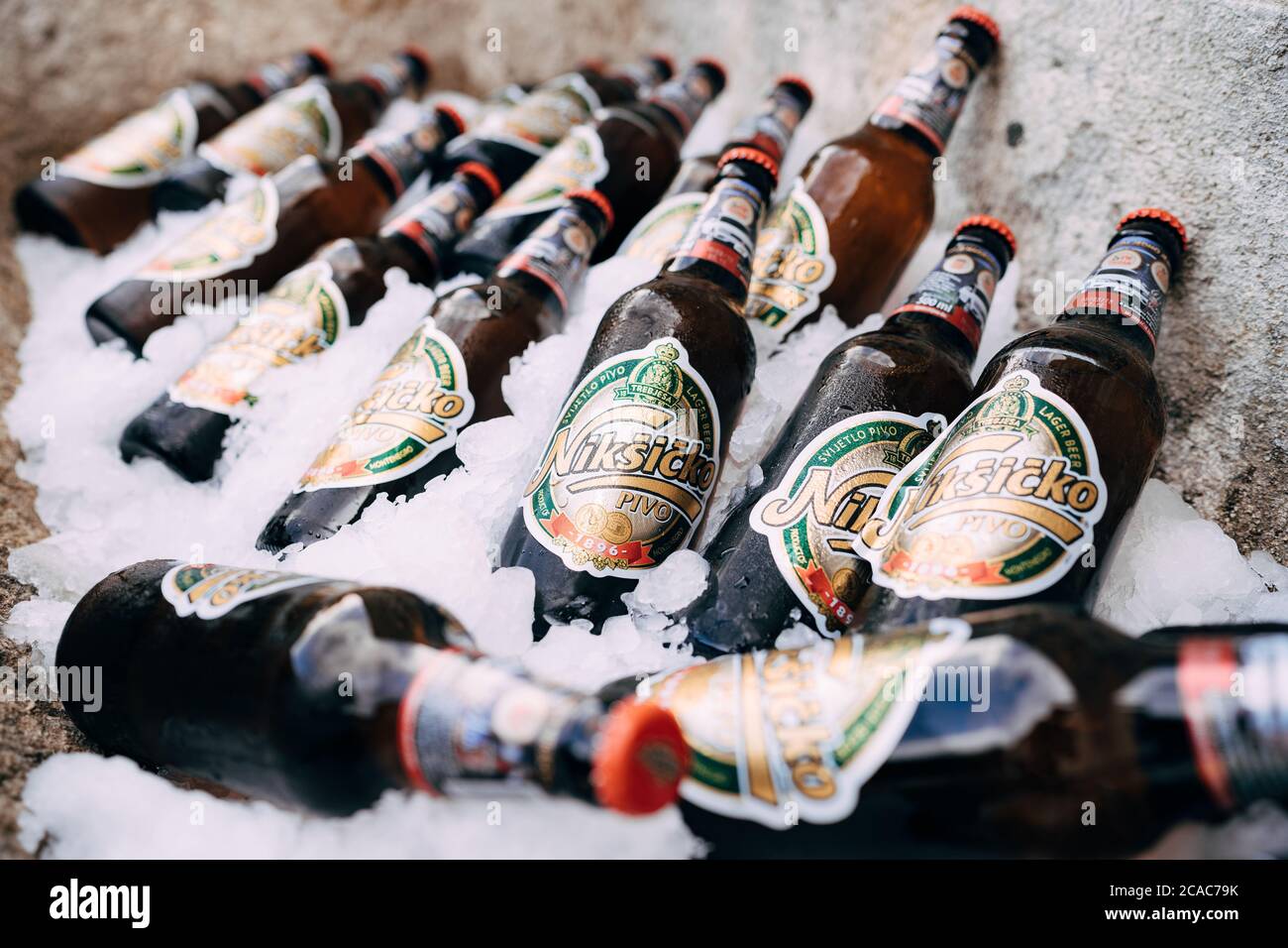 Gros plan des bouteilles de bière entièrement fermées sur la glace. La bière nationale au Monténégro est Nikcicicicico pivo. Banque D'Images
