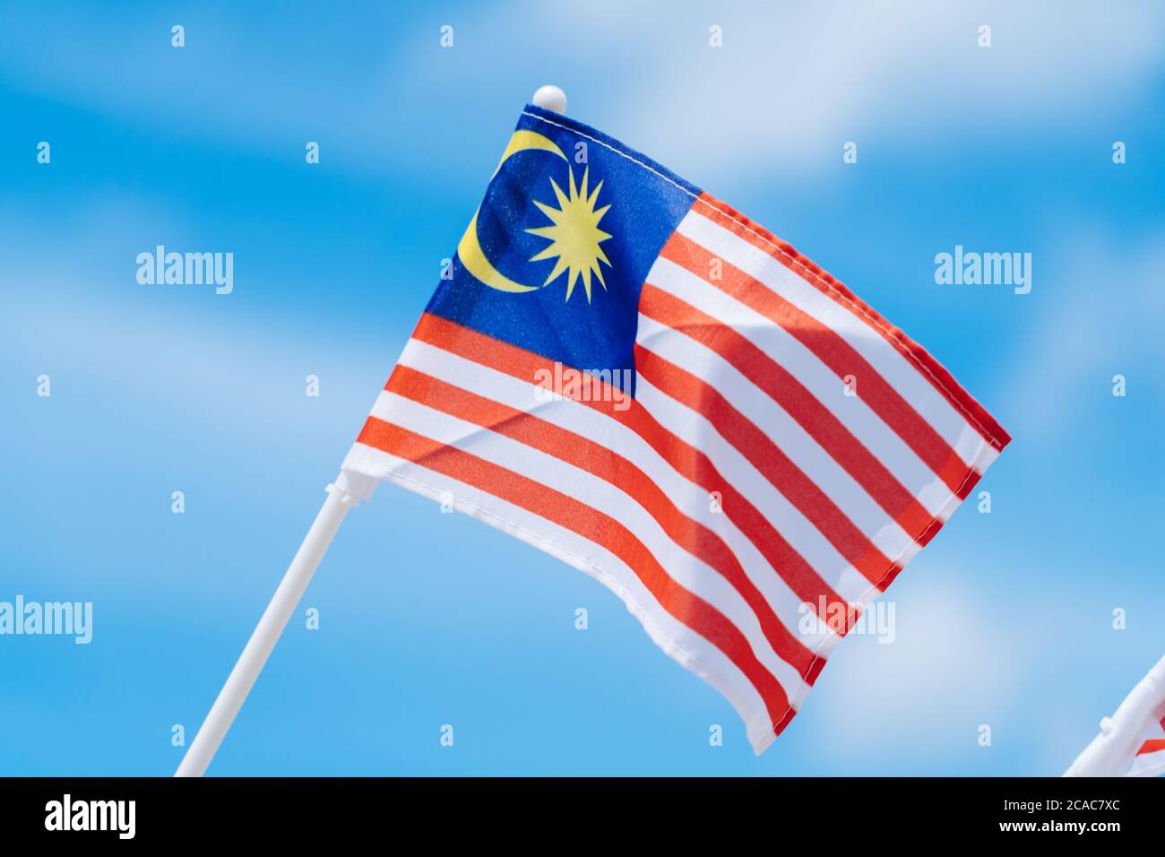 Drapeau de Malaisie contre ciel bleu. Banque D'Images