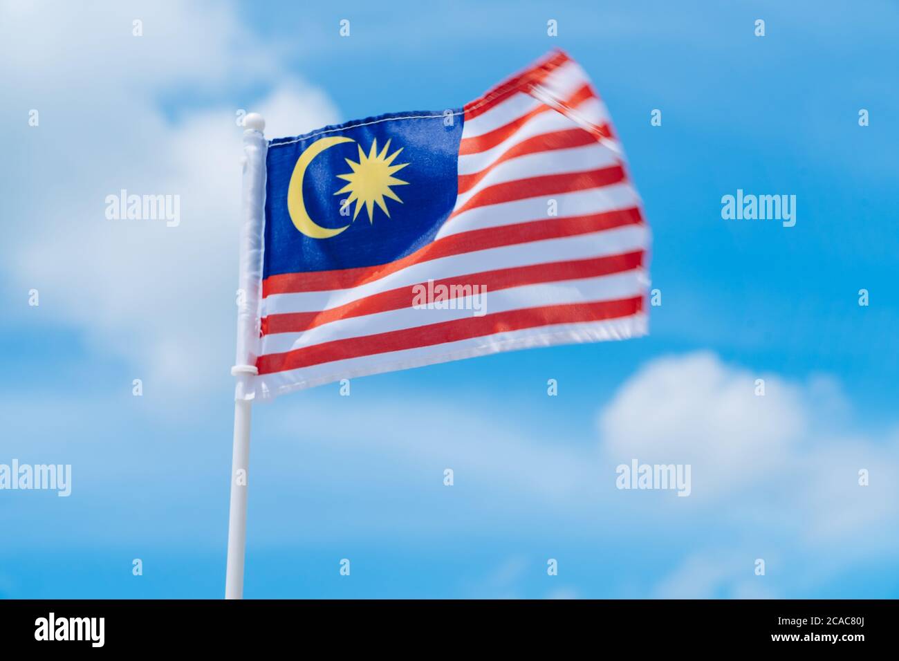 Drapeau de Malaisie contre ciel bleu. Banque D'Images