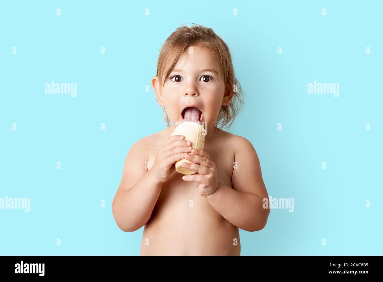 Enfant Qui Mange De La Glace Dans Le Studio Drole De Jeune Enfant Heureux Avec La Nourriture D Ete Photo Stock Alamy Enfant Qui Mange De La Glace Dans Le Studio Drole De Jeune Enfant Heureux Avec La Nourriture D Ete Photo Stock Alamy