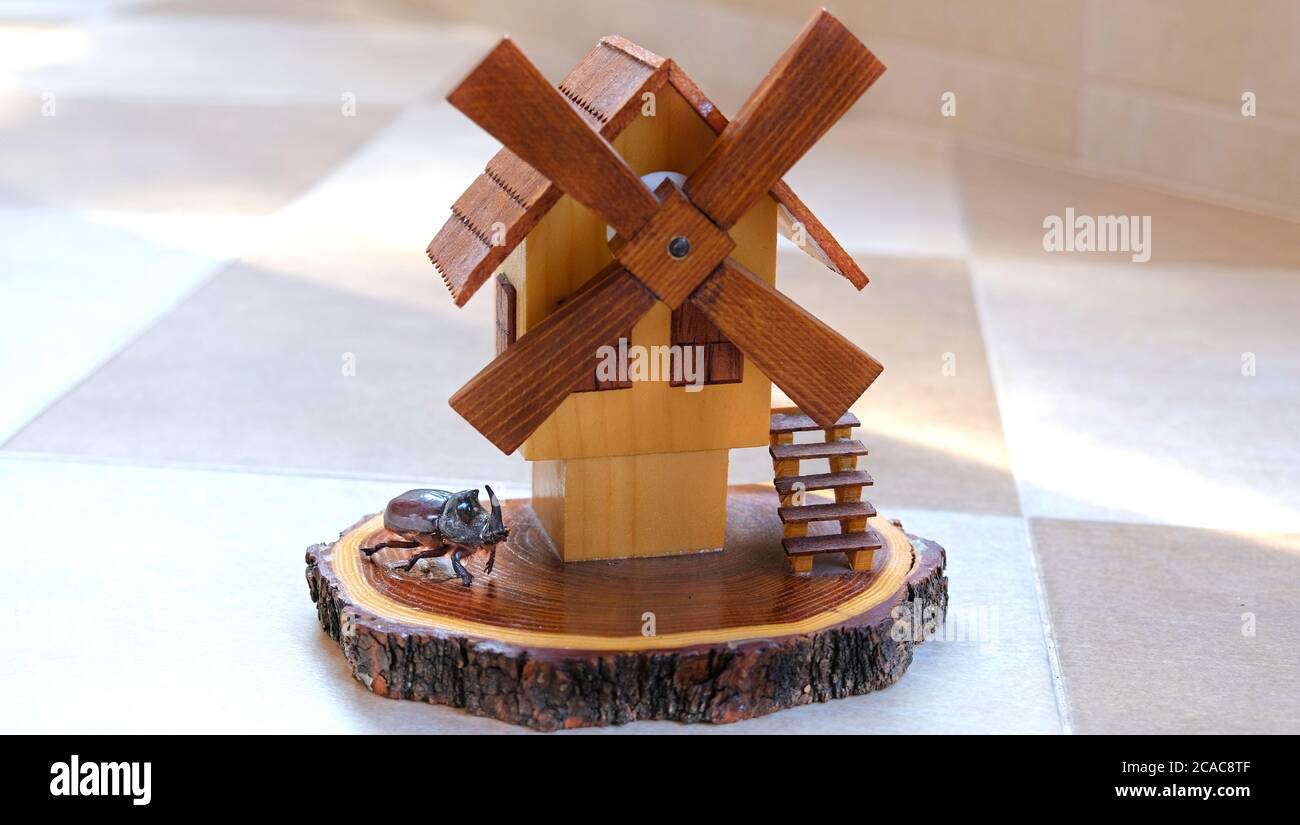 Rhinocéros Beetle sur le moulin en bois Banque D'Images