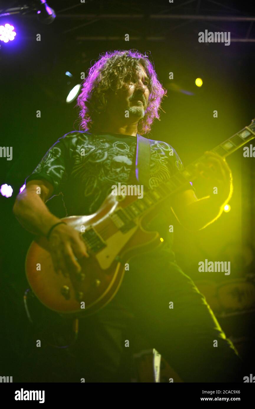 Winton Raceway, Victoria. 25 mars 2017. Sur la photo : Brad Carr, guitariste principal du groupe australien de hard rock The Choirboys, se produit en direct. Banque D'Images