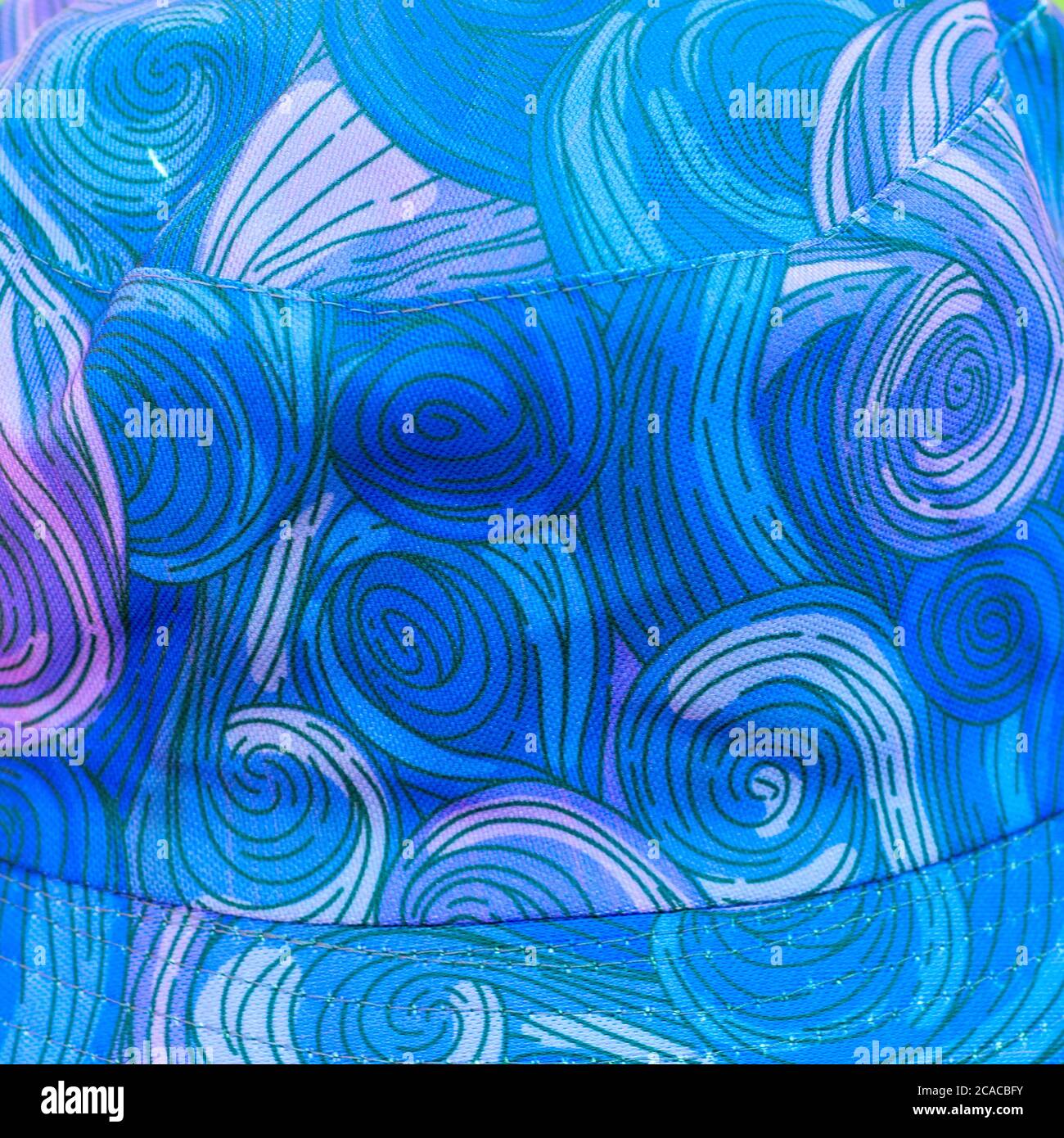 Motif torsadé psychédélique bleu, rouge et violet Banque D'Images