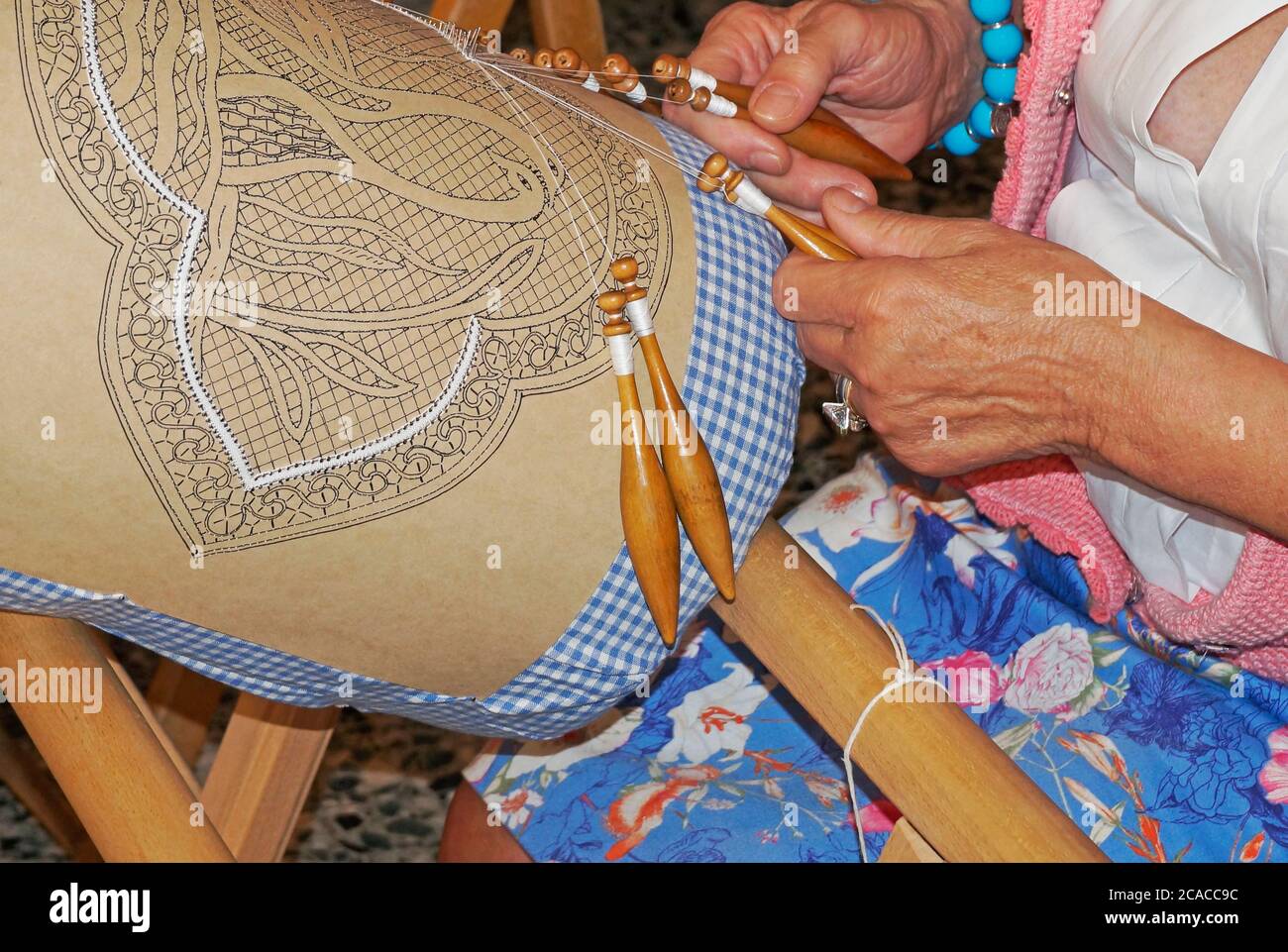 femme travaillant sur la dentelle de bobin Banque D'Images