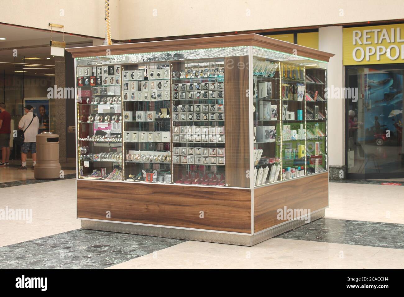 Petit kiosque affichant des montres, dans le centre commercial britannique Banque D'Images